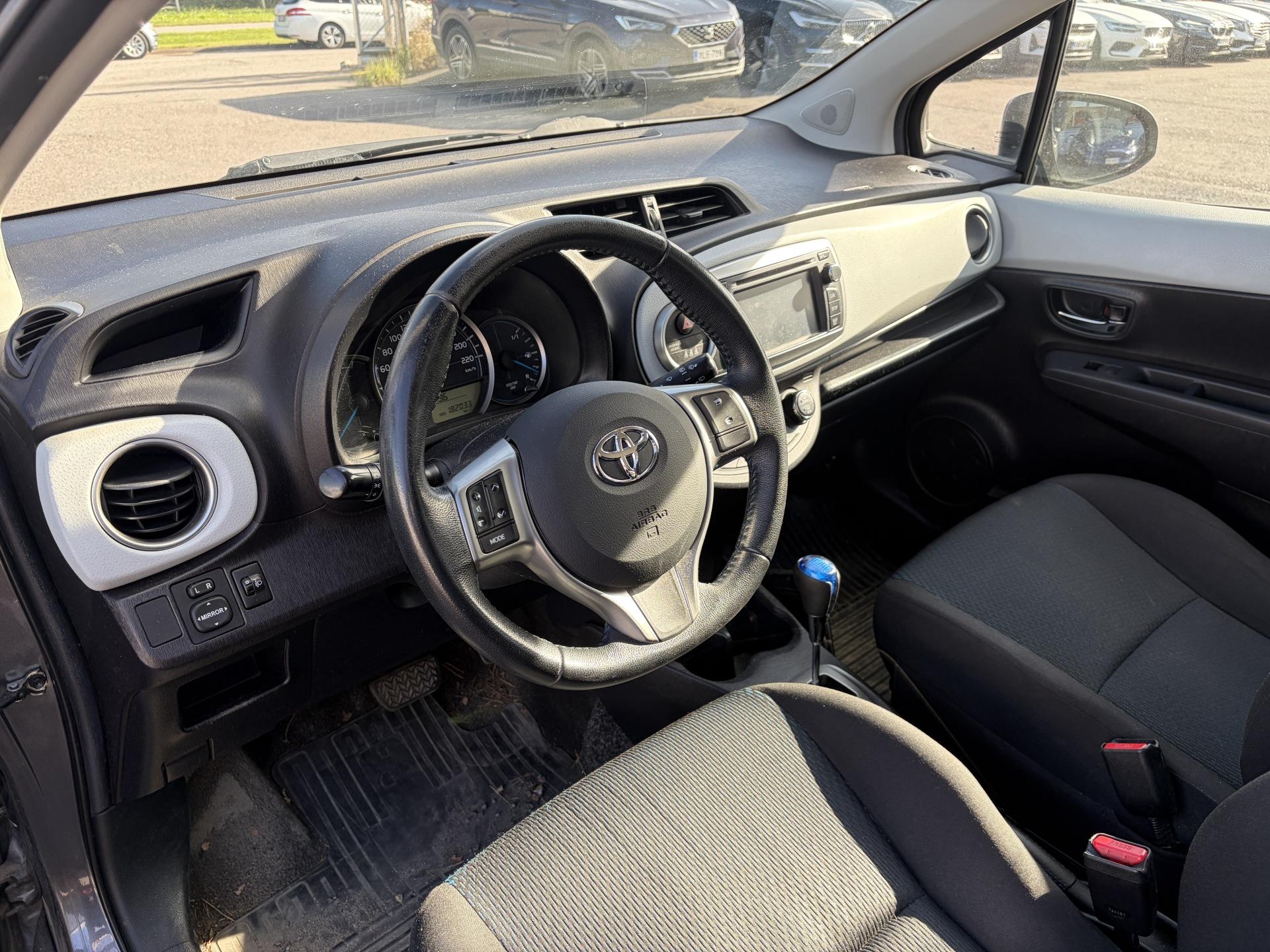 Toyota Yaris Yaris 1.5 VVTi Hybrid 2013, photo 6/28