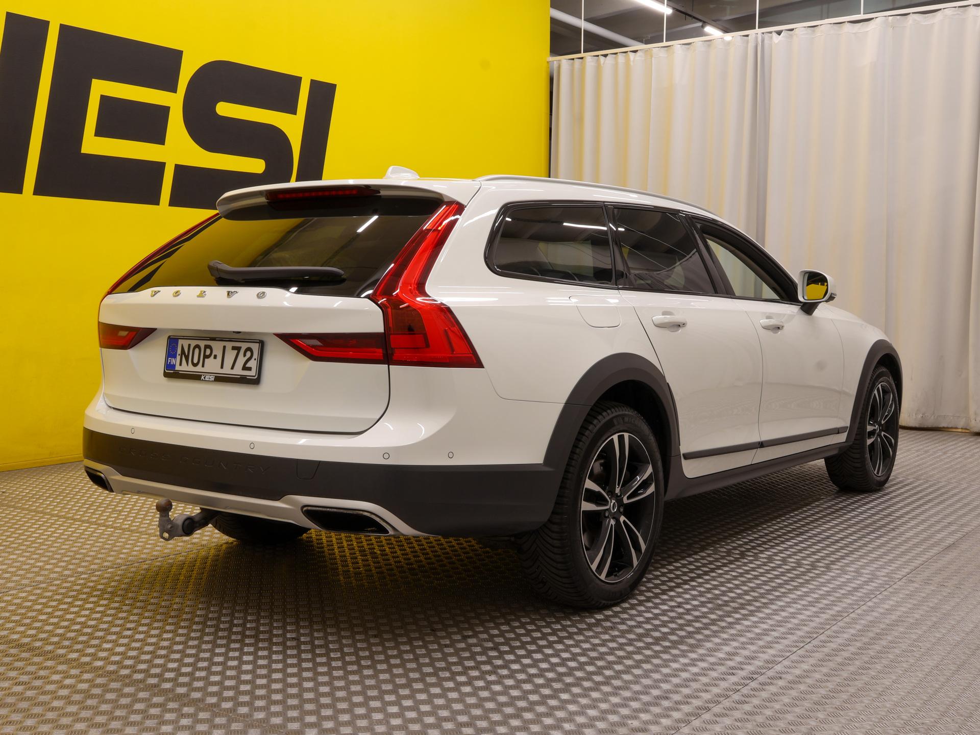 Pienoiskuva 2: 2017 Volvo V90 Cross Country