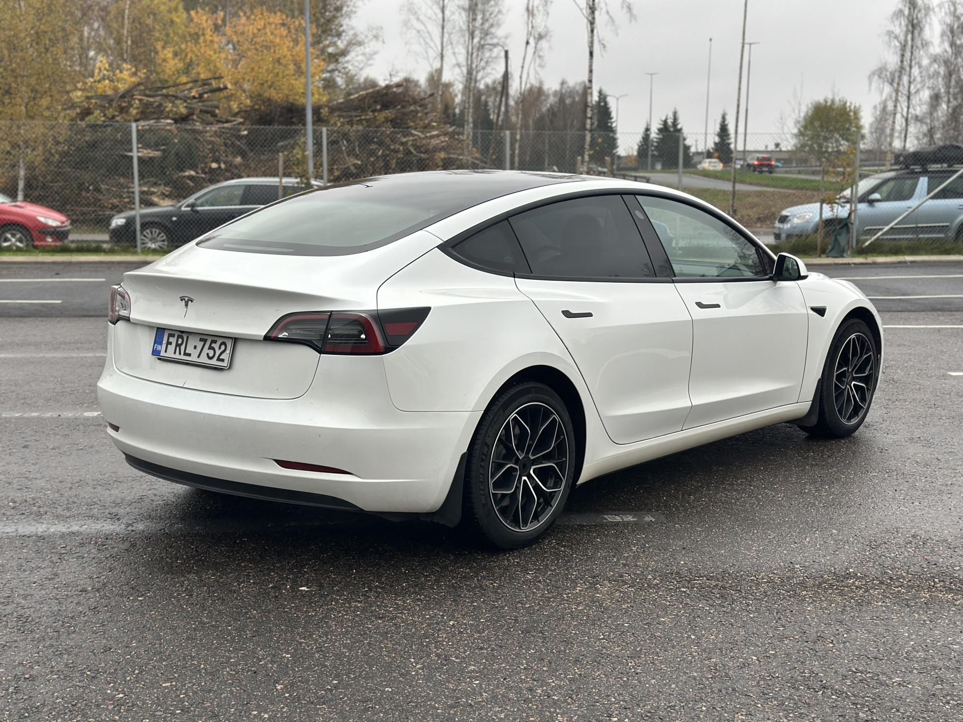 Näytä kaikki kuvat: 2023 Tesla Model 3