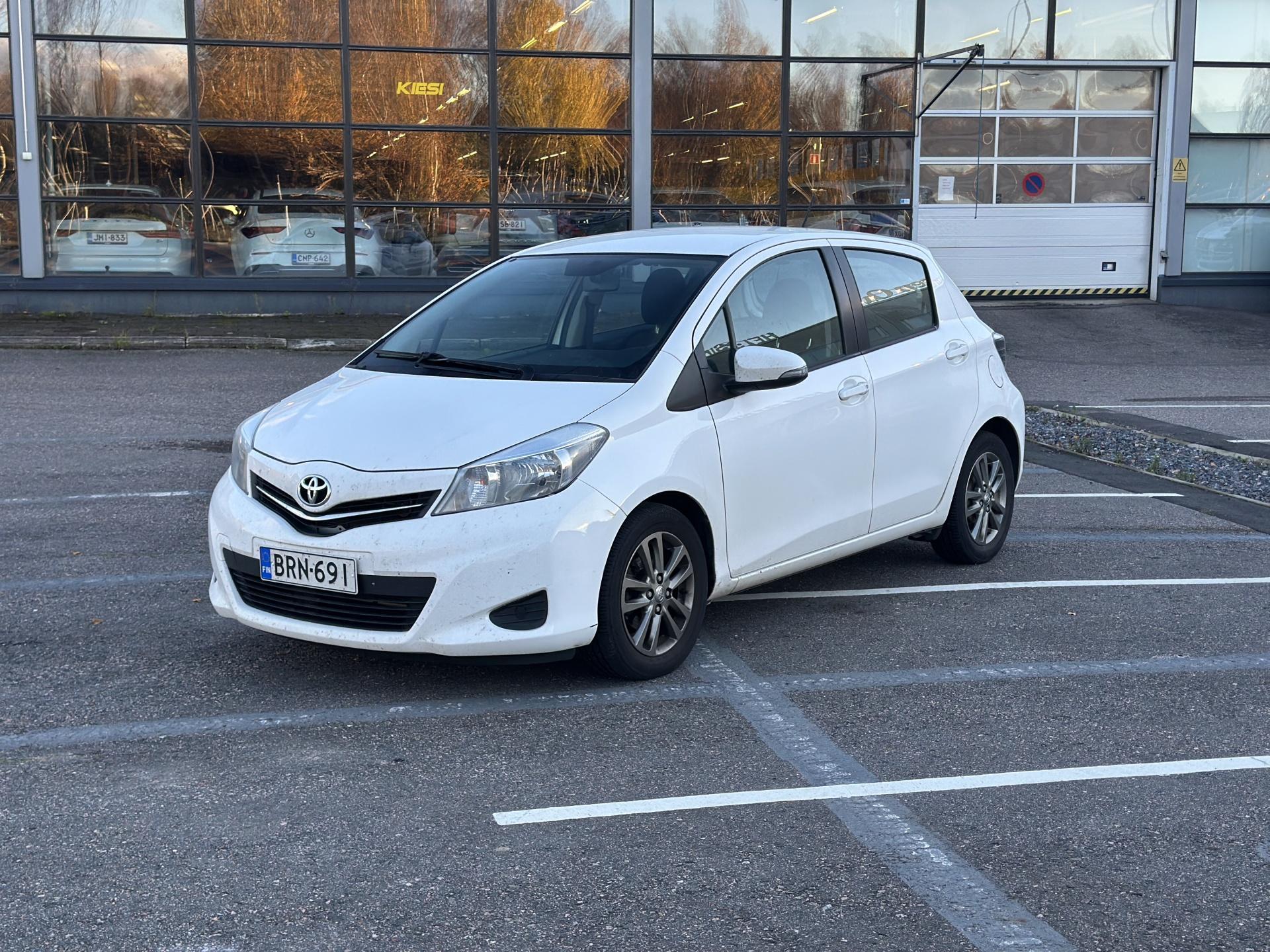 Pienoiskuva 3: 2014 Toyota Yaris