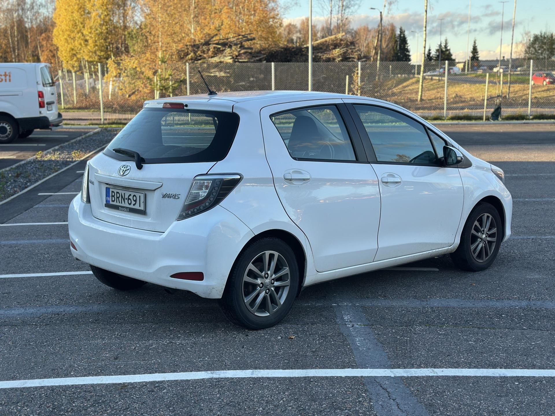 Näytä kaikki kuvat: 2014 Toyota Yaris