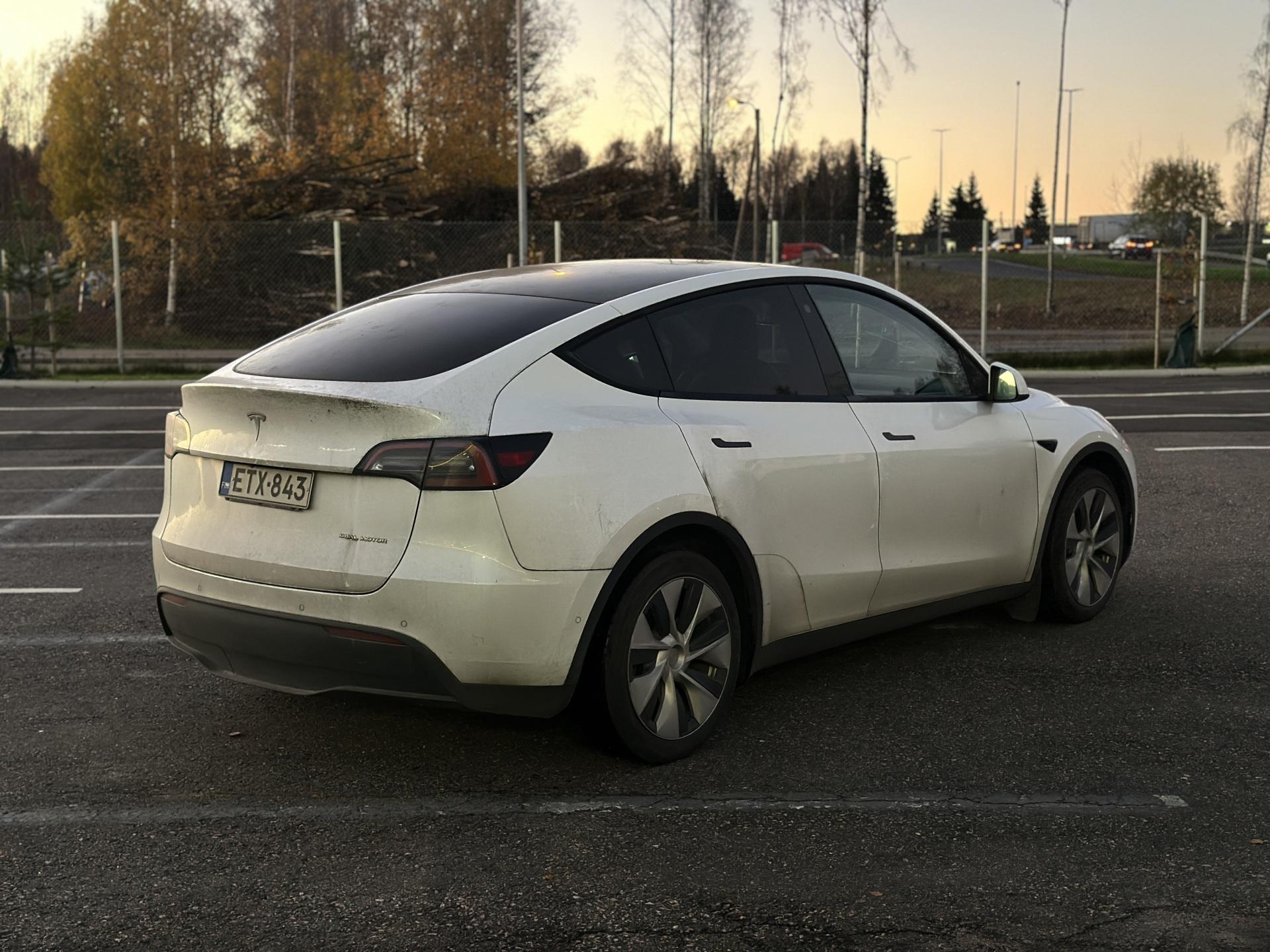 Näytä kaikki kuvat: 2022 Tesla Model Y