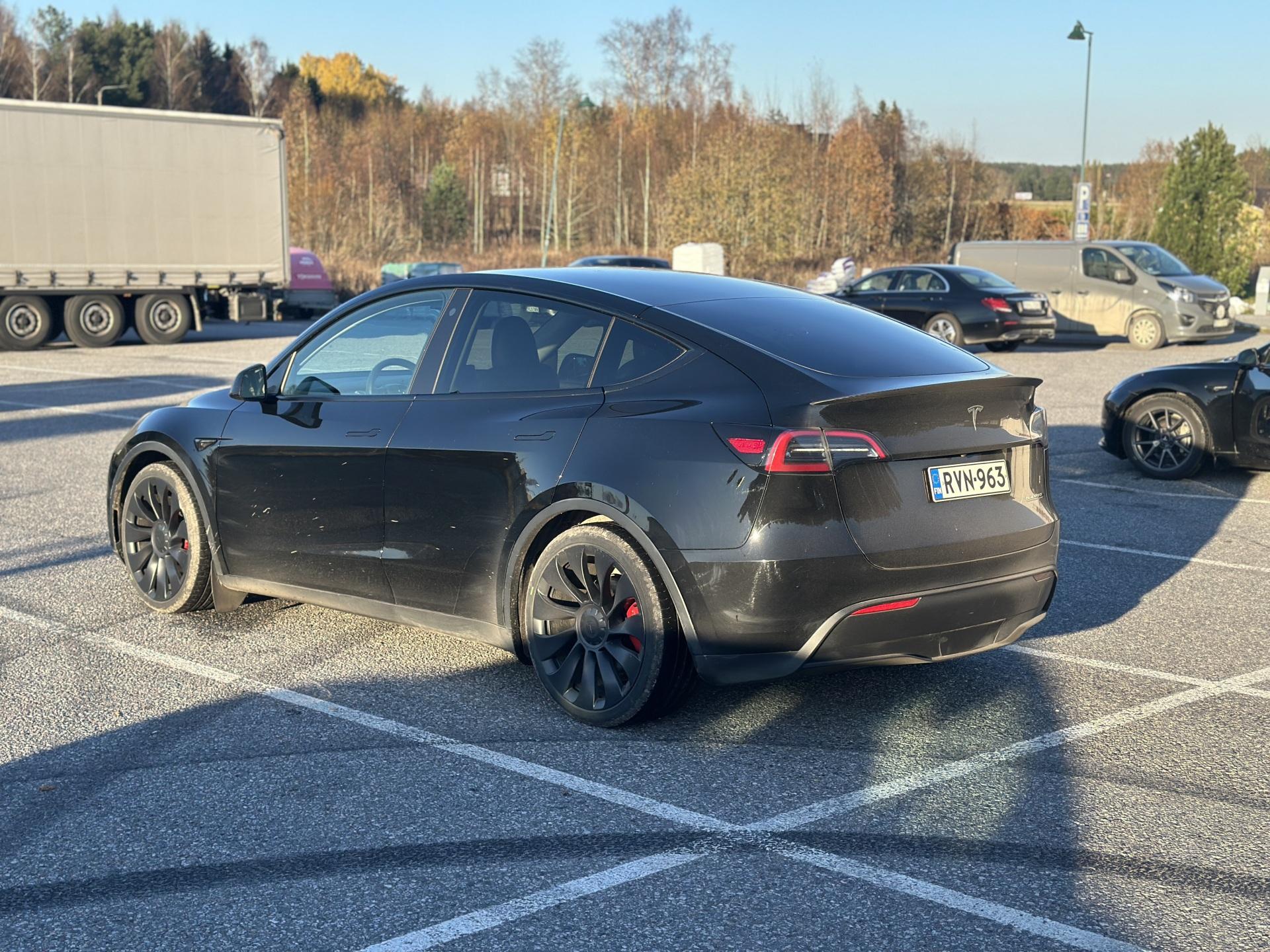 Näytä kaikki kuvat: 2023 Tesla Model Y