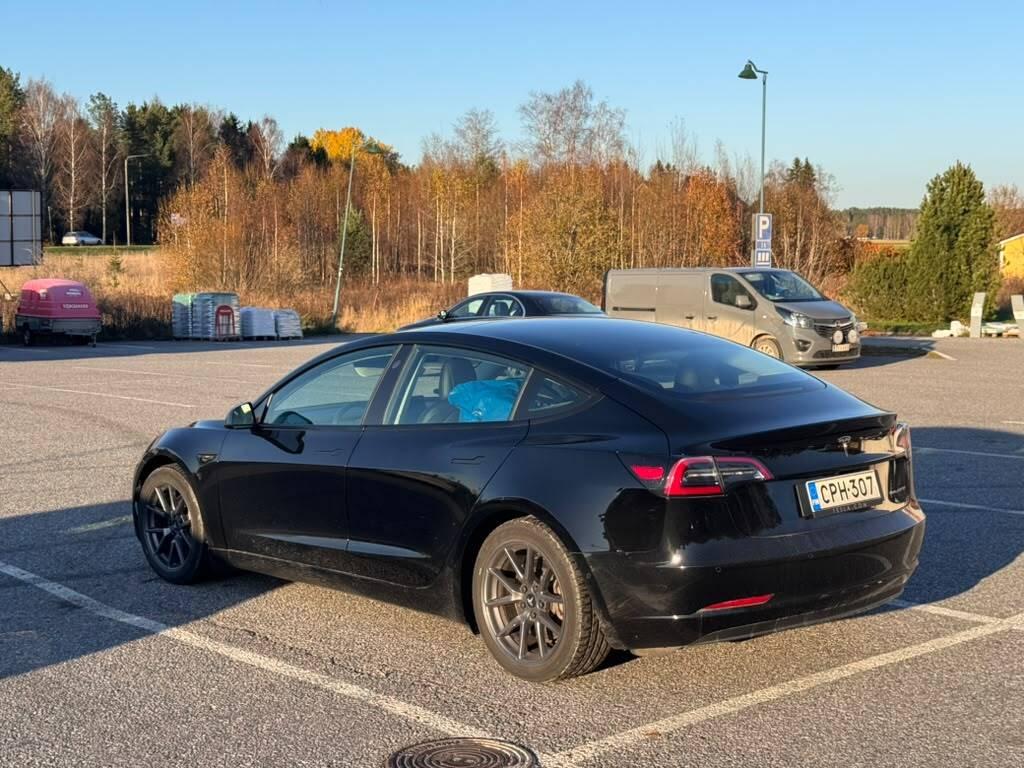 Näytä kaikki kuvat: 2021 Tesla Model 3