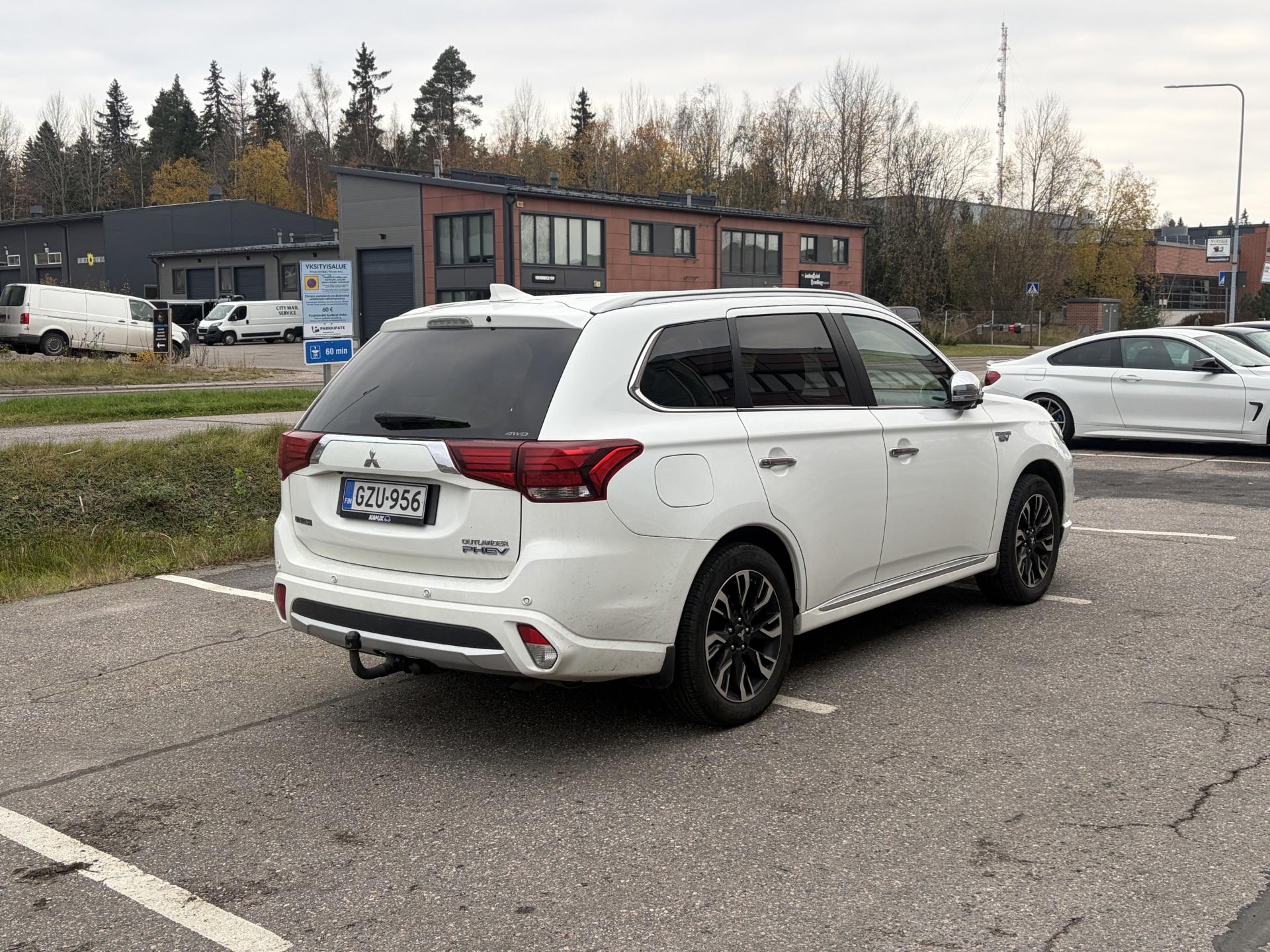 Näytä kaikki kuvat: 2015 Mitsubishi Outlander PHEV