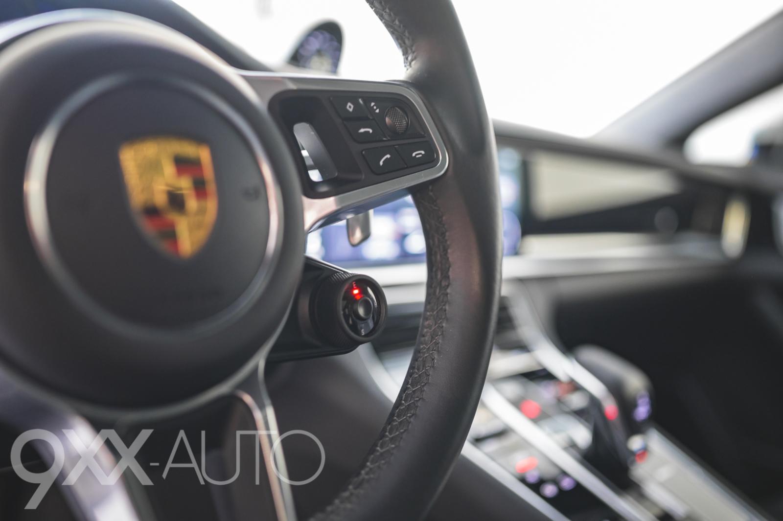 Valkoinen Porsche Panamera 4 E-Hybrid Sport Turismo