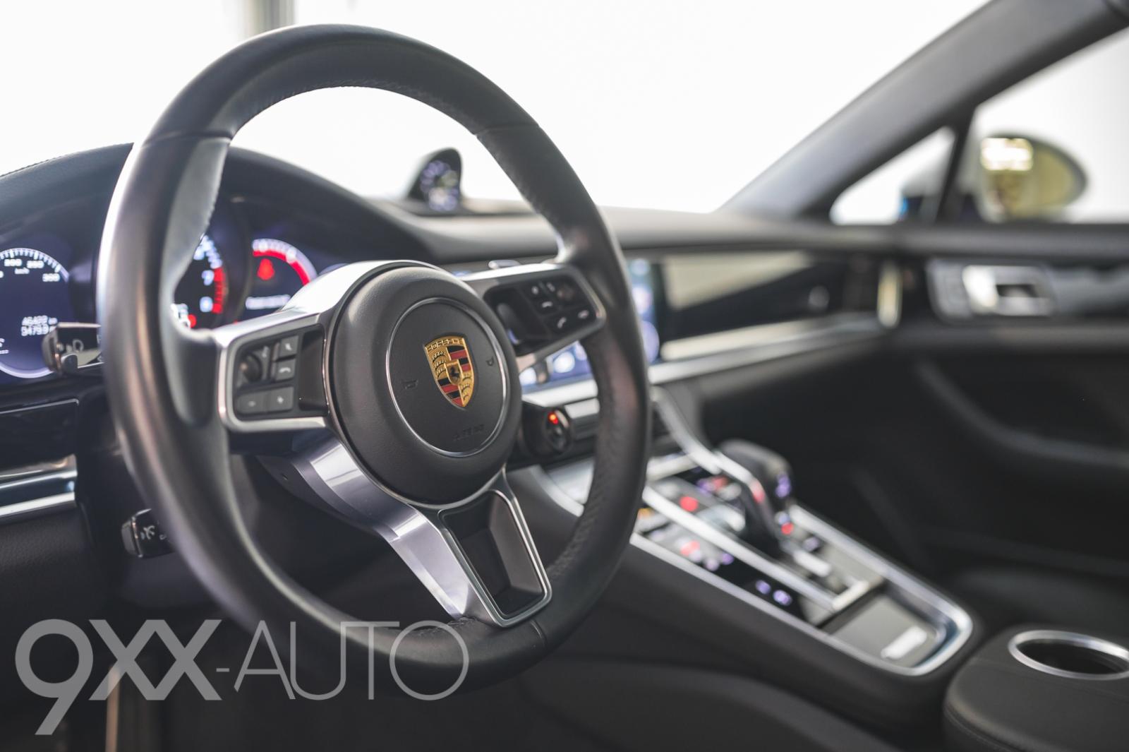 Valkoinen Porsche Panamera 4 E-Hybrid Sport Turismo