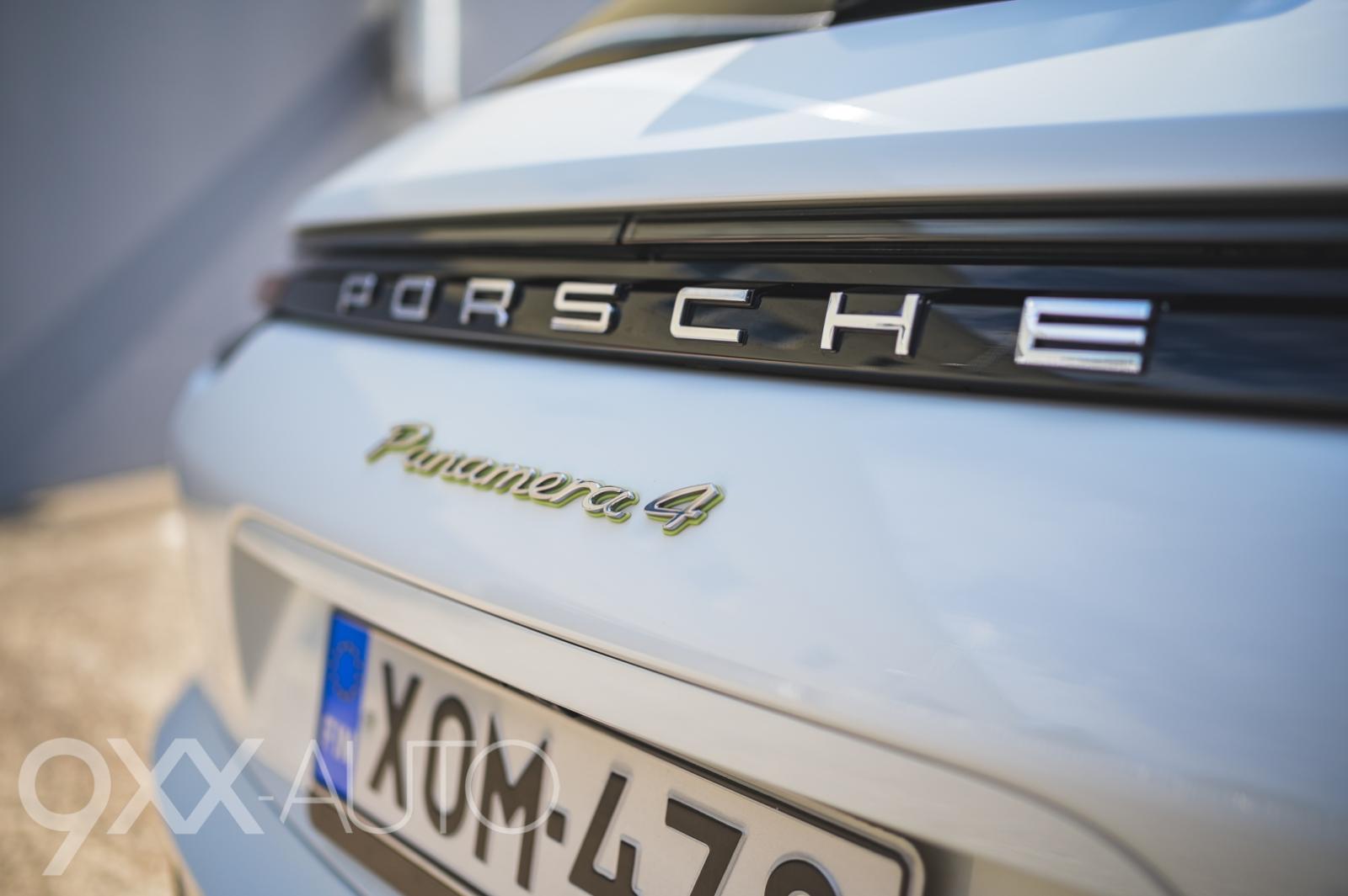 Valkoinen Porsche Panamera 4 E-Hybrid Sport Turismo