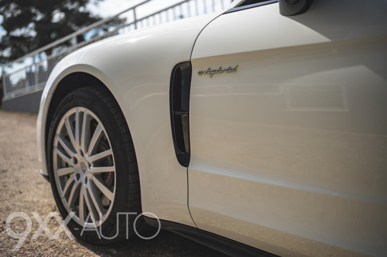 Valkoinen Porsche Panamera 4 E-Hybrid Sport Turismo