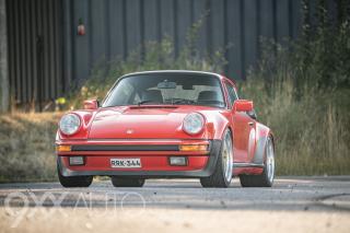 Punainen Porsche 911