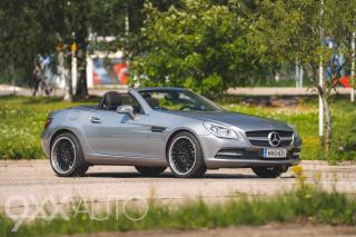 Harmaa Mercedes-Benz SLK