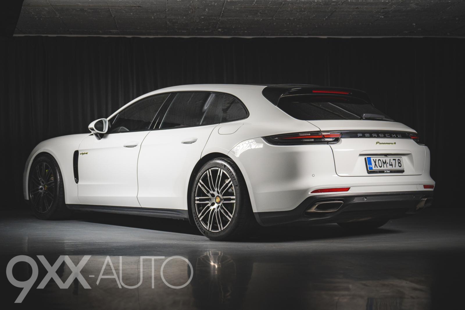 Valkoinen Porsche Panamera 4 E-Hybrid Sport Turismo