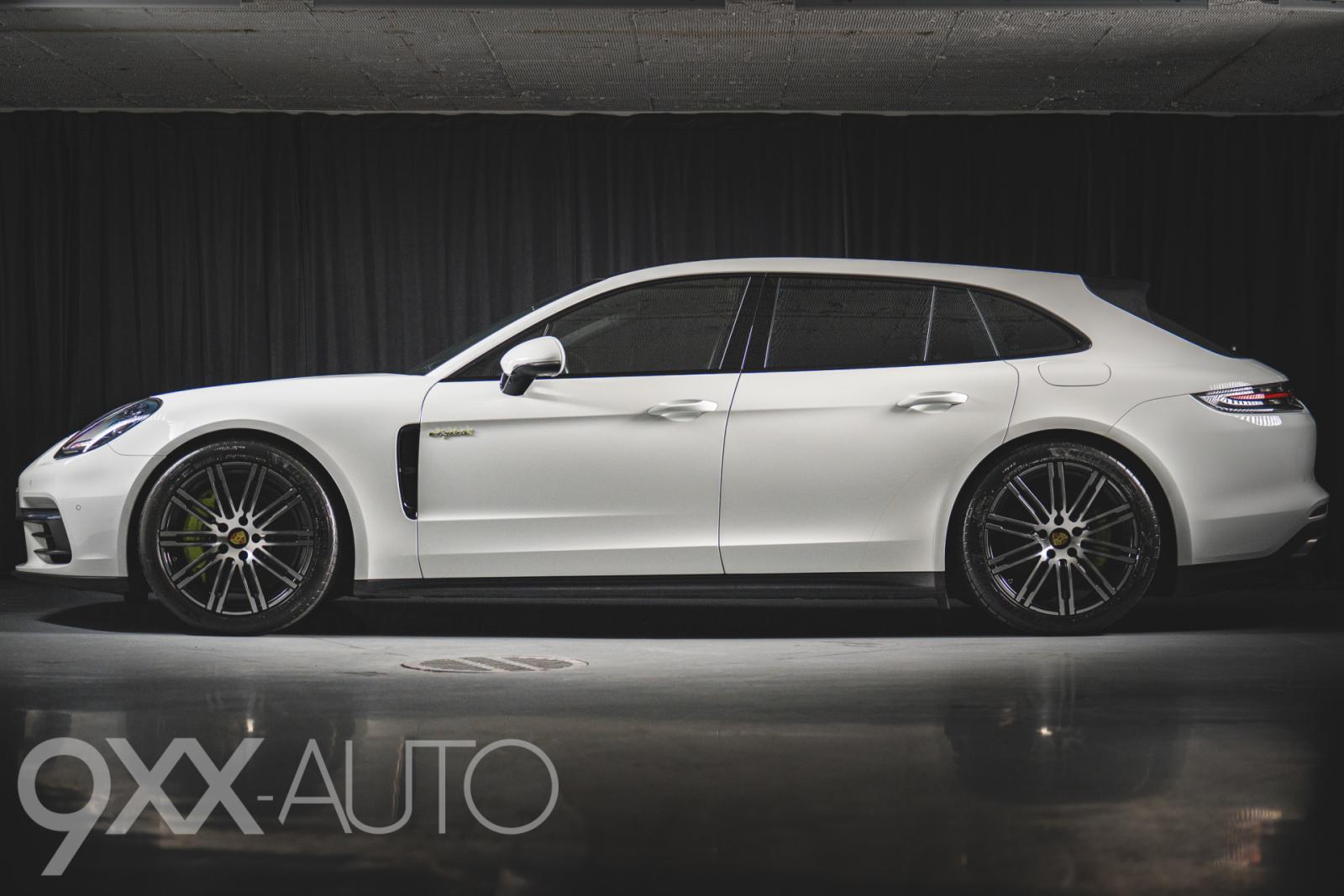 Valkoinen Porsche Panamera 4 E-Hybrid Sport Turismo