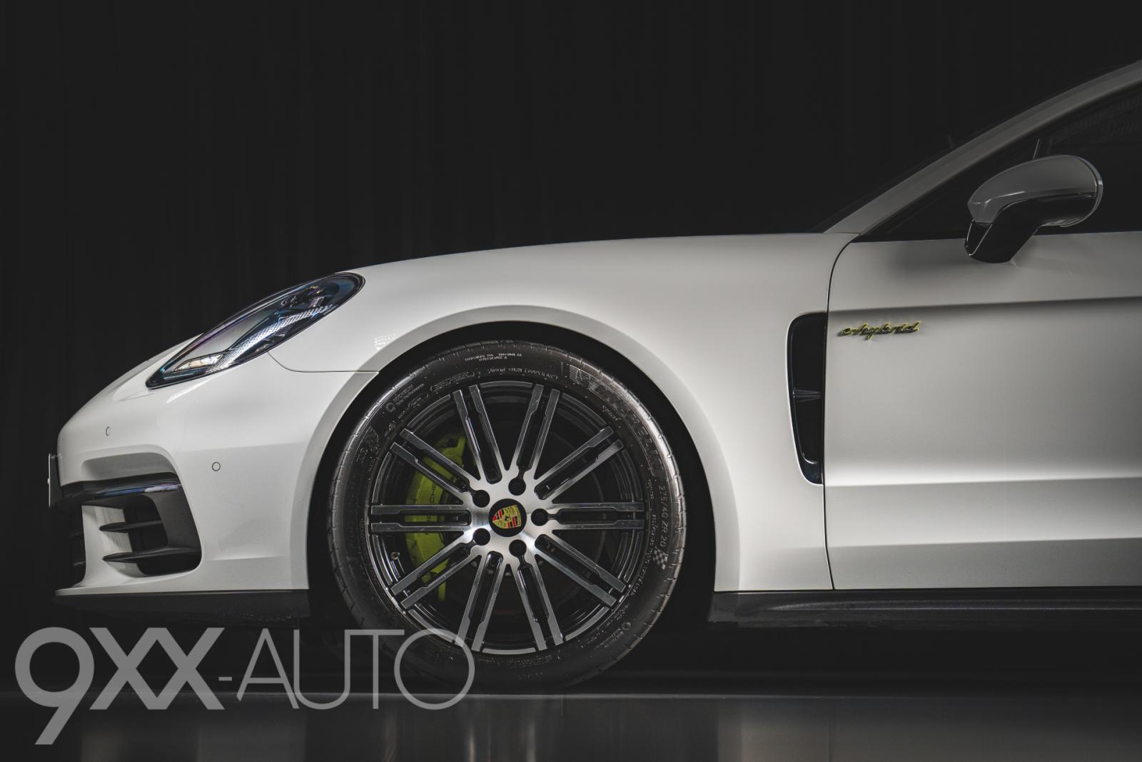 Valkoinen Porsche Panamera 4 E-Hybrid Sport Turismo