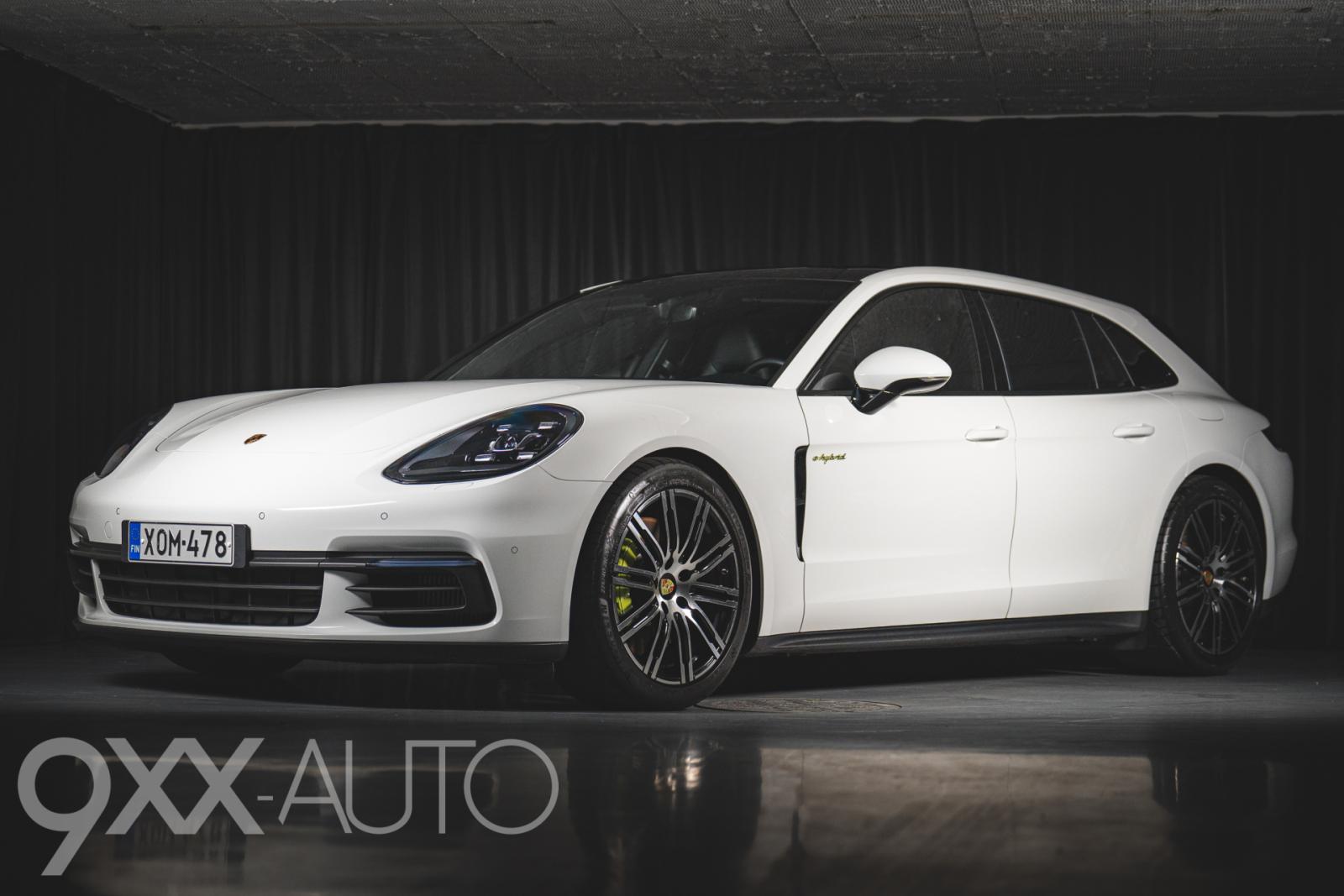 Valkoinen Porsche Panamera 4 E-Hybrid Sport Turismo
