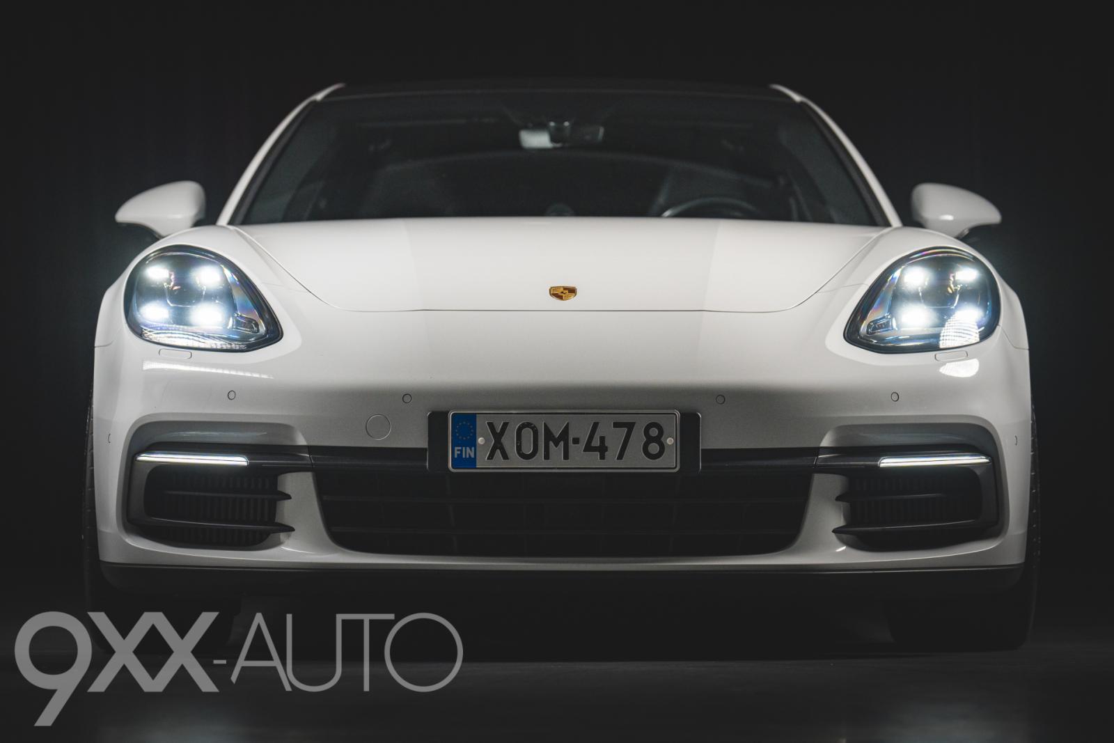 Valkoinen Porsche Panamera 4 E-Hybrid Sport Turismo