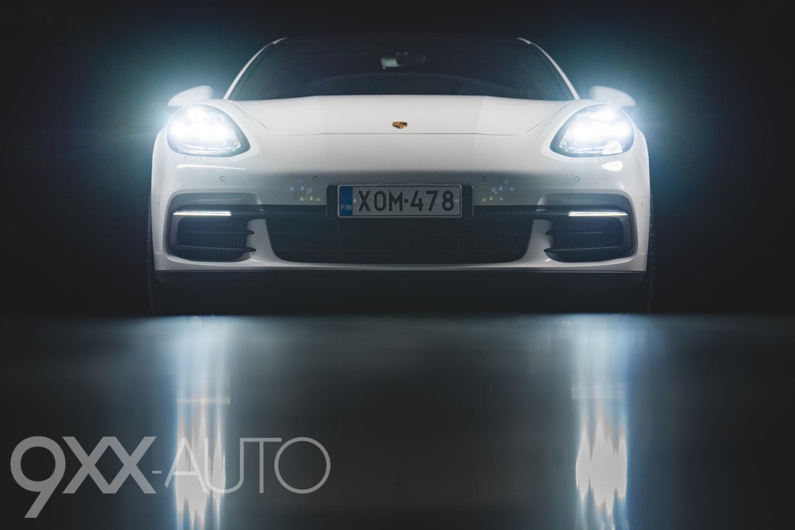 Valkoinen Porsche Panamera 4 E-Hybrid Sport Turismo