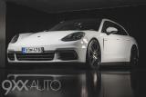 Valkoinen Porsche Panamera 4 E-Hybrid Sport Turismo