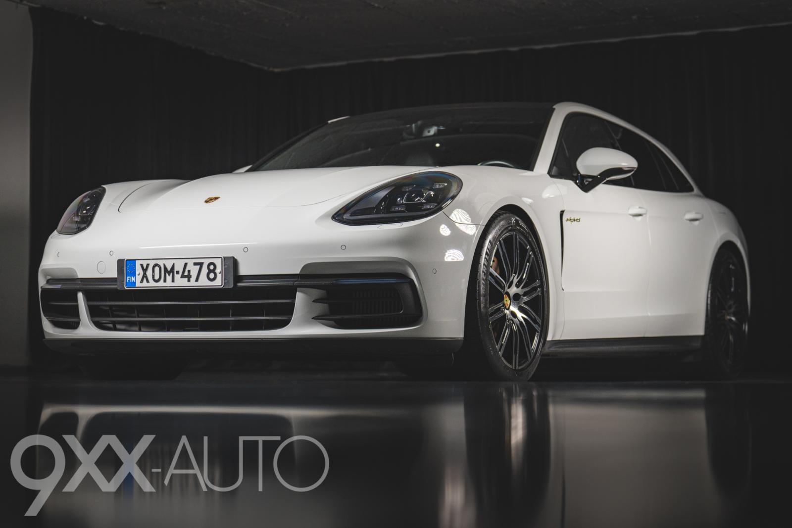 Valkoinen Porsche Panamera 4 E-Hybrid Sport Turismo