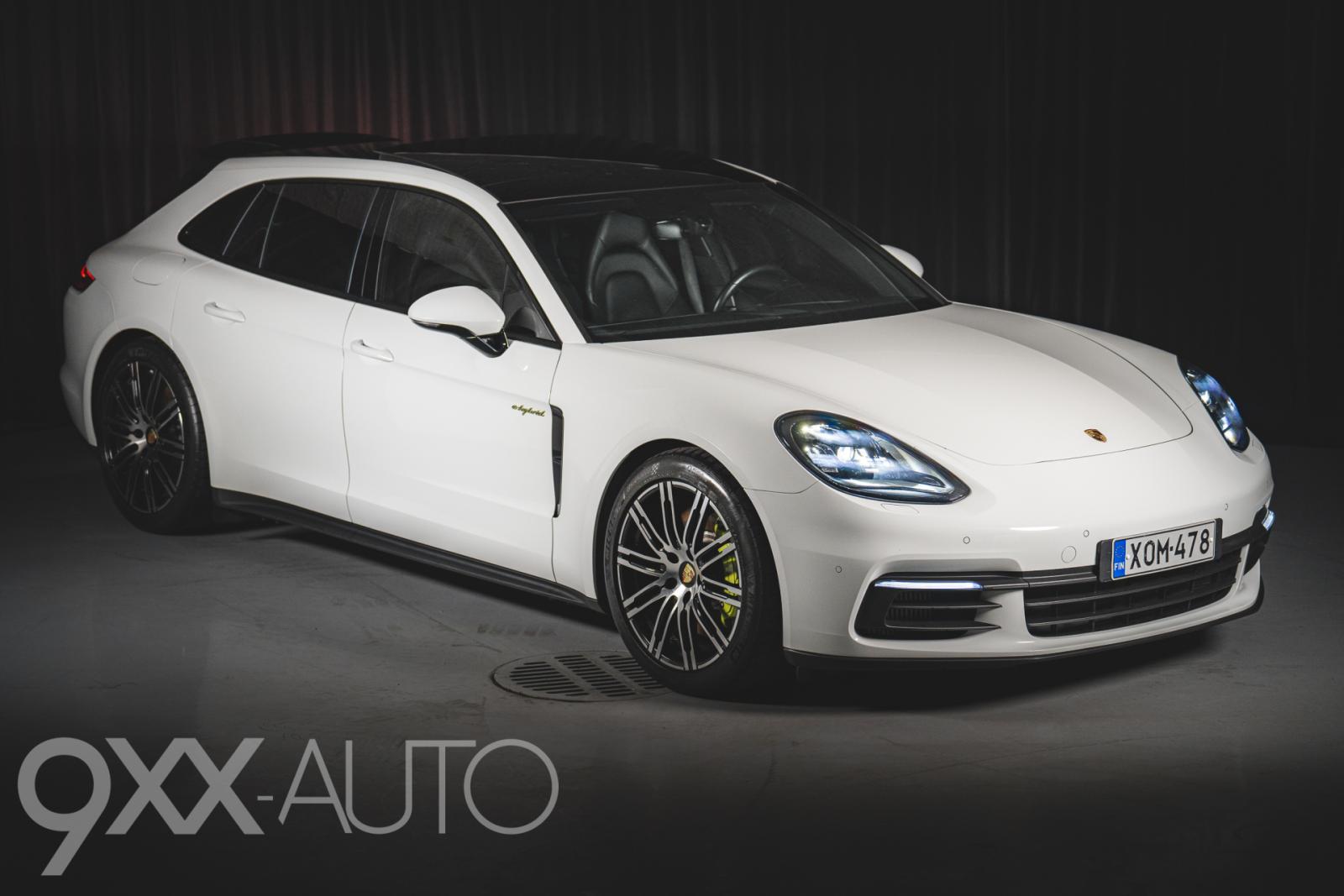 Valkoinen Porsche Panamera 4 E-Hybrid Sport Turismo
