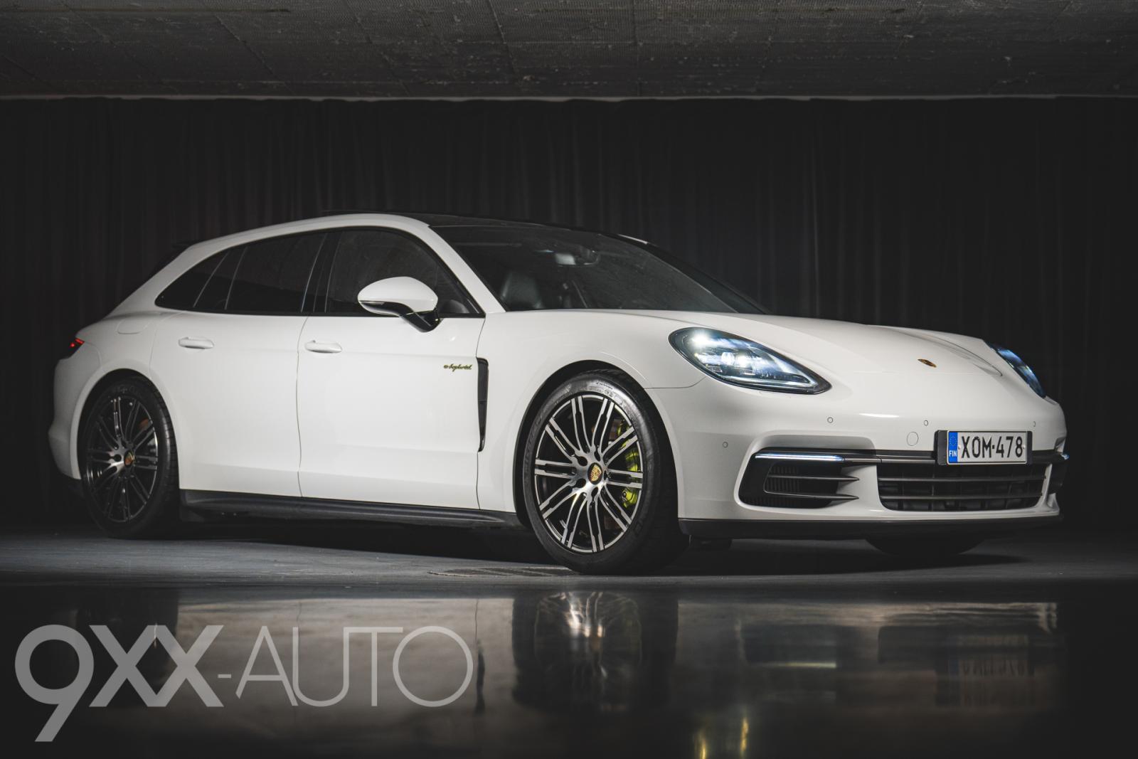 Valkoinen Porsche Panamera 4 E-Hybrid Sport Turismo