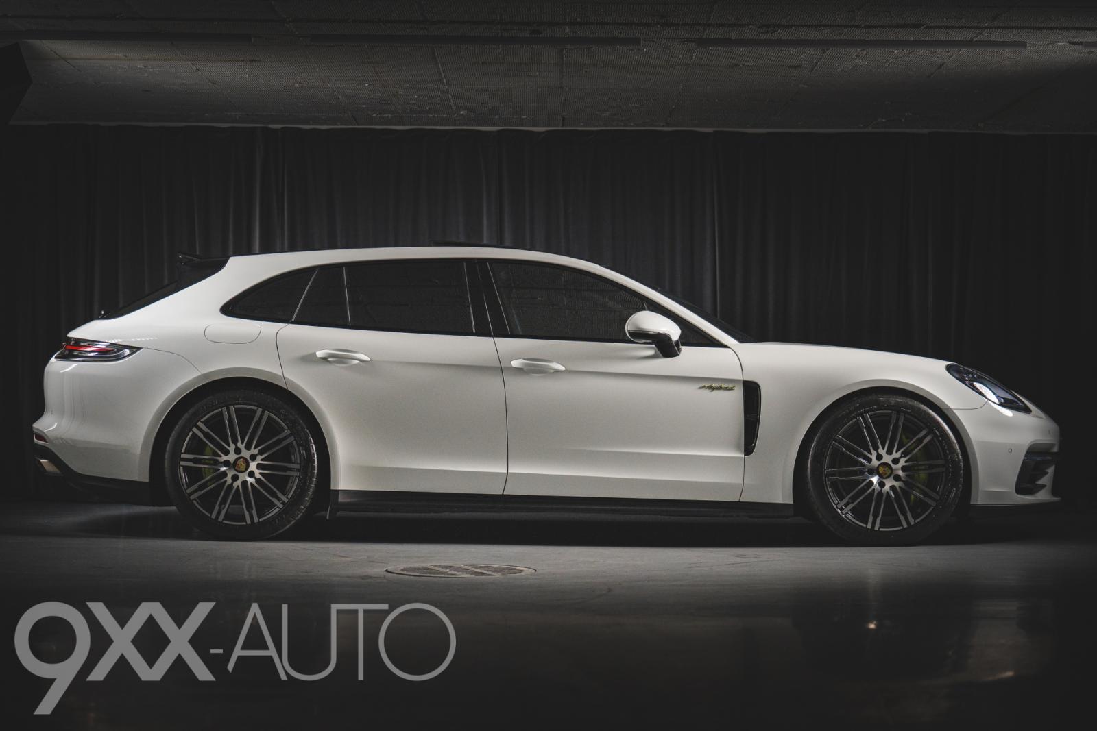 Valkoinen Porsche Panamera 4 E-Hybrid Sport Turismo