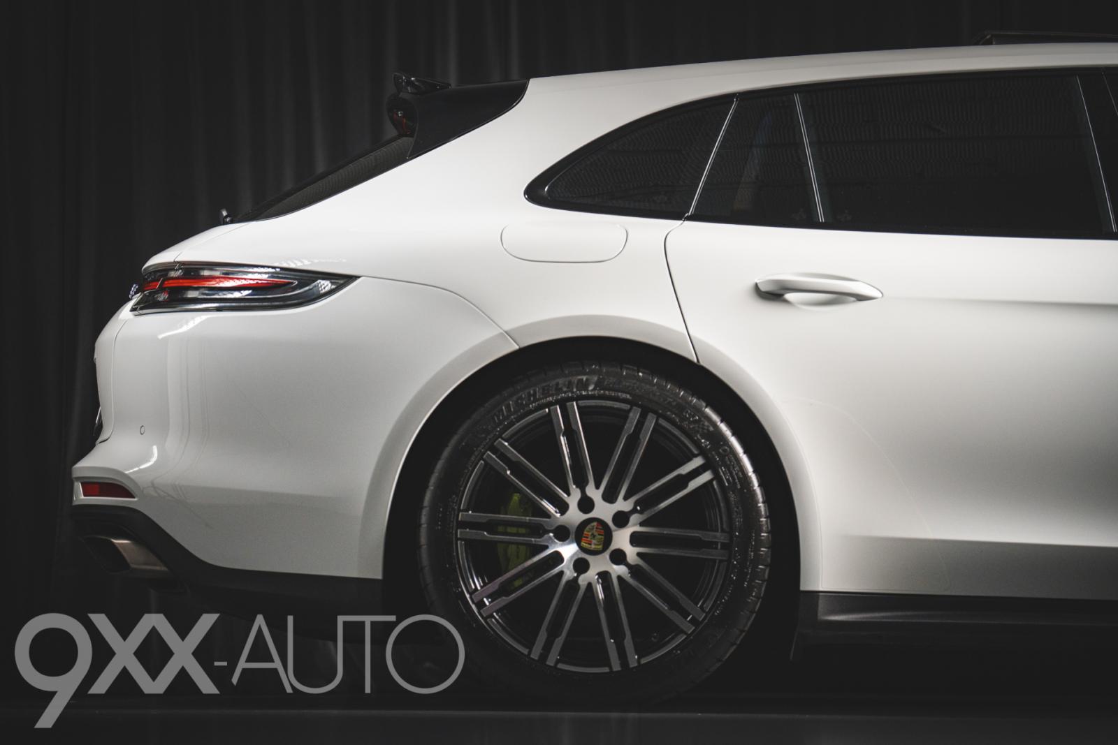 Valkoinen Porsche Panamera 4 E-Hybrid Sport Turismo