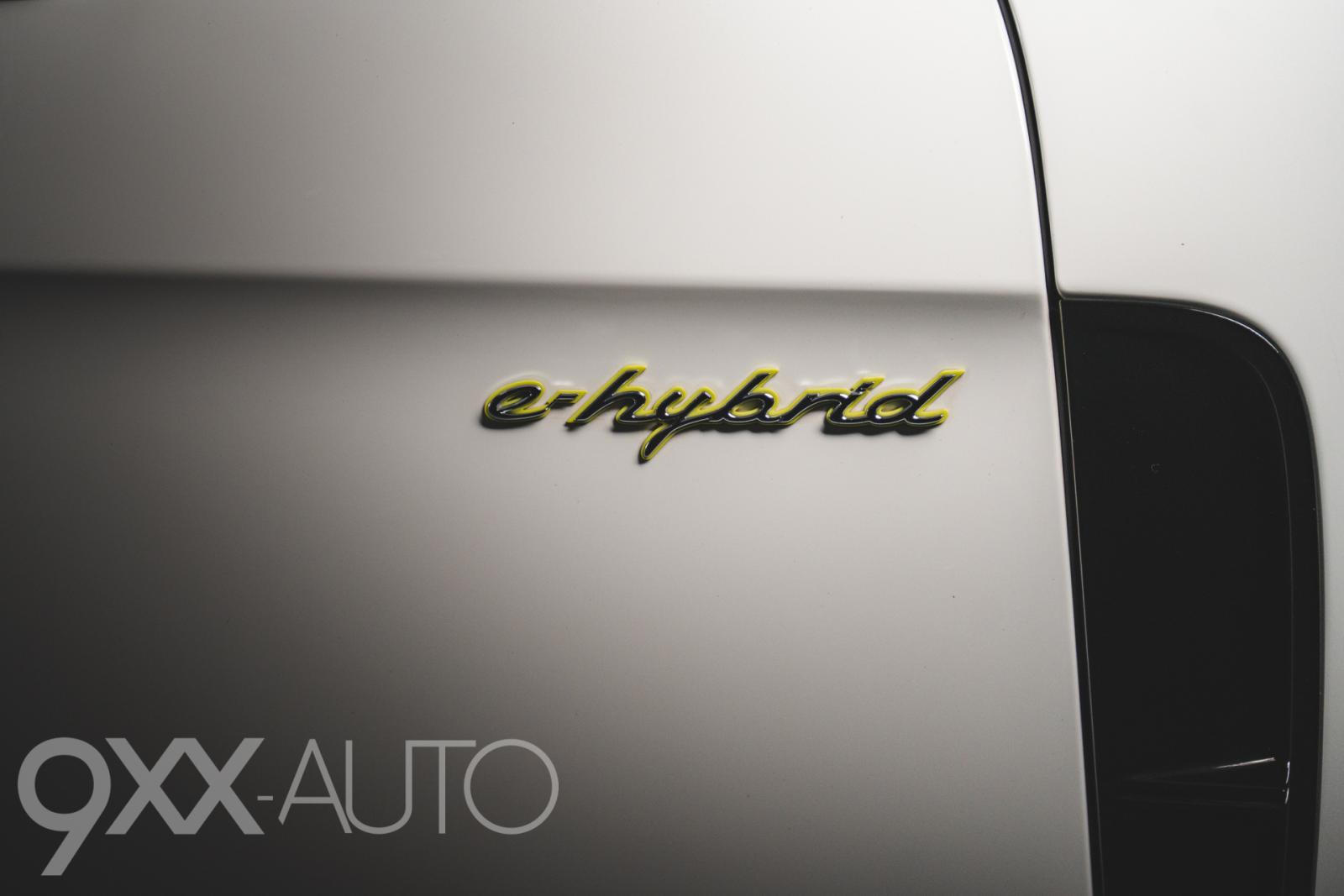 Valkoinen Porsche Panamera 4 E-Hybrid Sport Turismo