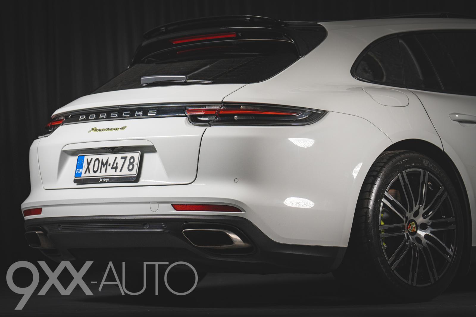 Valkoinen Porsche Panamera 4 E-Hybrid Sport Turismo