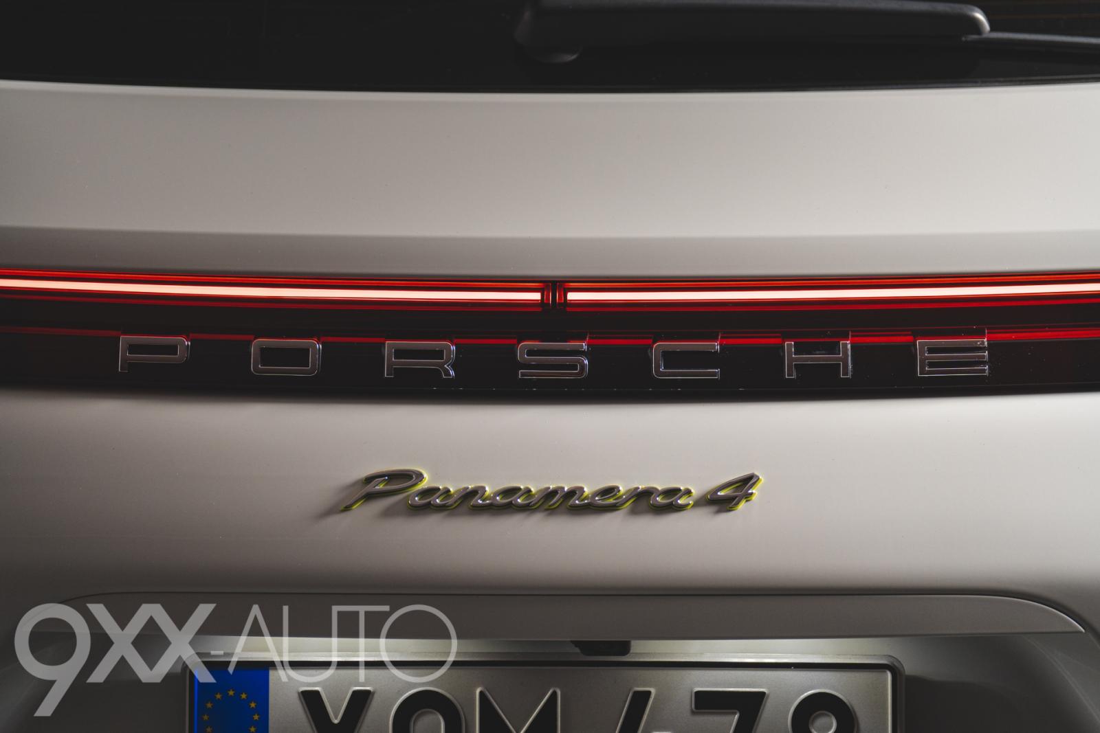 Valkoinen Porsche Panamera 4 E-Hybrid Sport Turismo