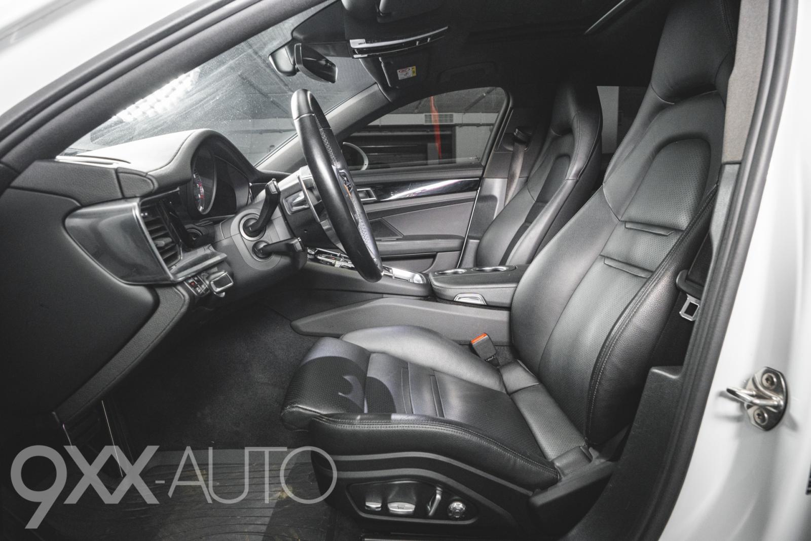 Valkoinen Porsche Panamera 4 E-Hybrid Sport Turismo