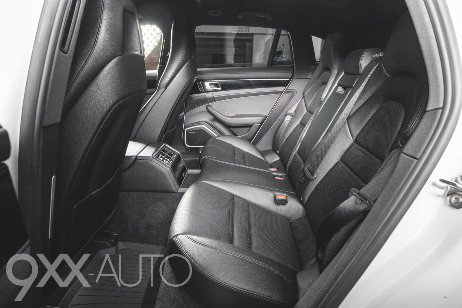 Valkoinen Porsche Panamera 4 E-Hybrid Sport Turismo