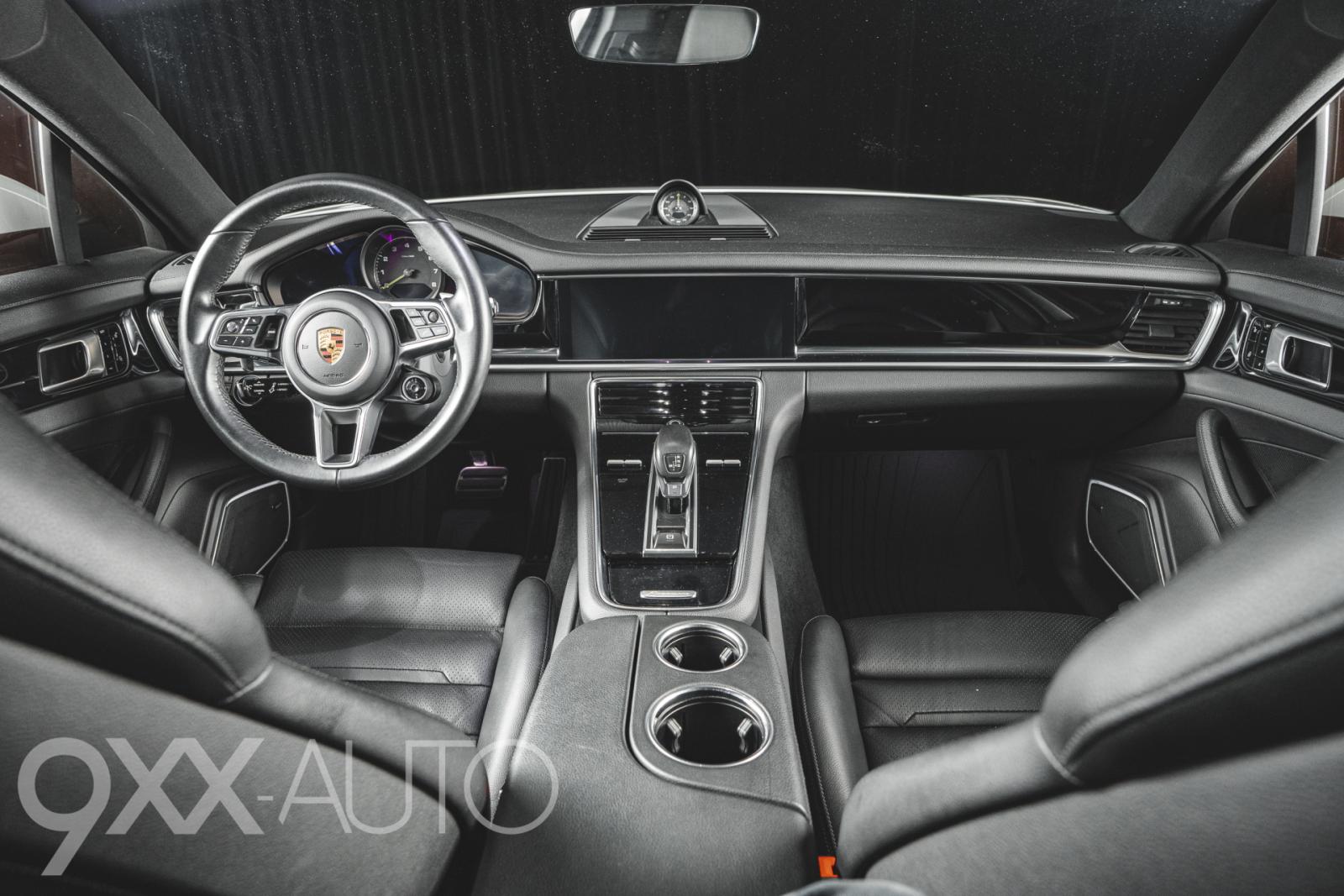 Valkoinen Porsche Panamera 4 E-Hybrid Sport Turismo