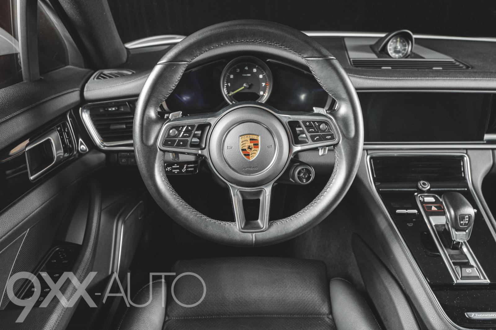 Valkoinen Porsche Panamera 4 E-Hybrid Sport Turismo
