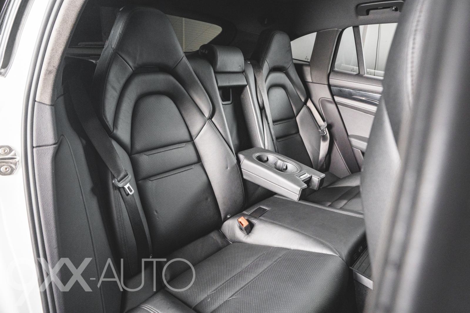 Valkoinen Porsche Panamera 4 E-Hybrid Sport Turismo