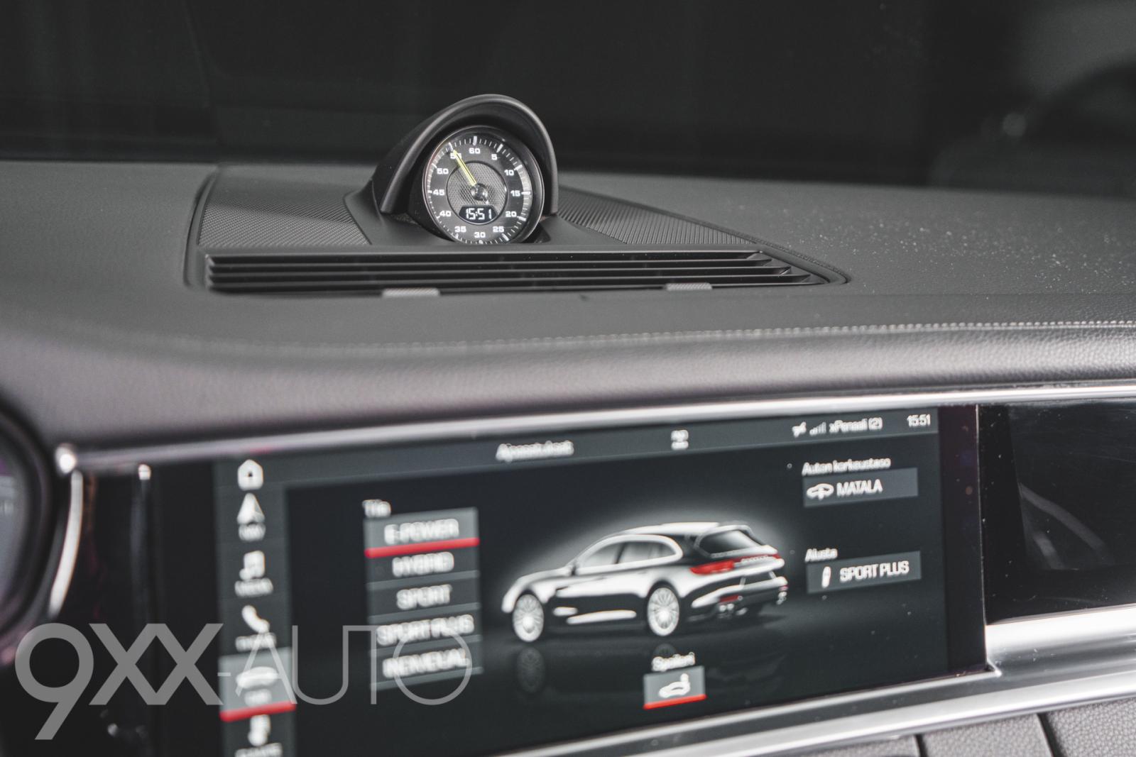 Valkoinen Porsche Panamera 4 E-Hybrid Sport Turismo
