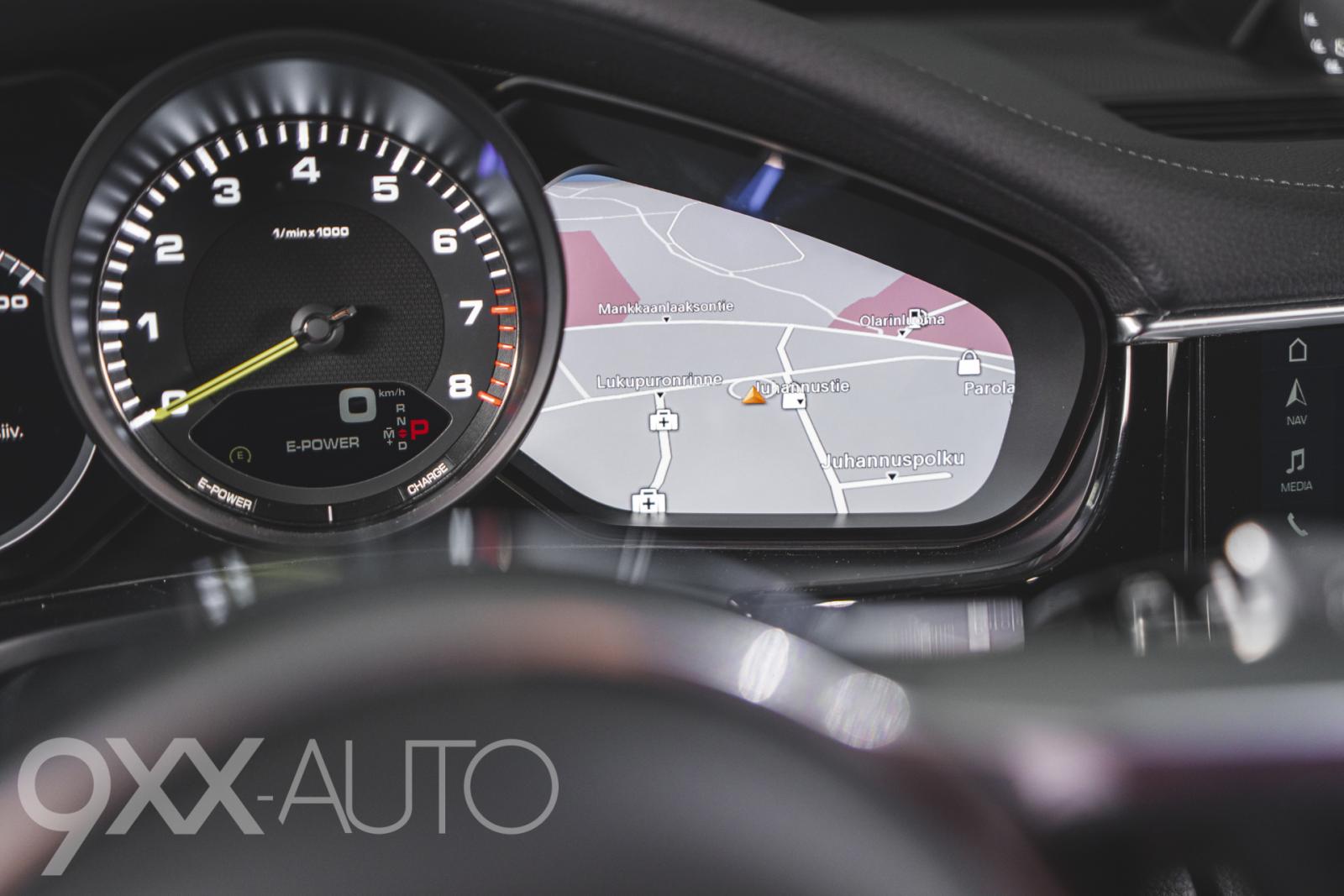 Valkoinen Porsche Panamera 4 E-Hybrid Sport Turismo