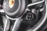 Valkoinen Porsche Panamera 4 E-Hybrid Sport Turismo