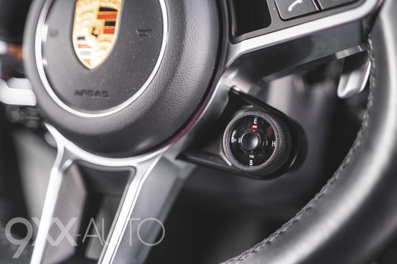 Valkoinen Porsche Panamera 4 E-Hybrid Sport Turismo