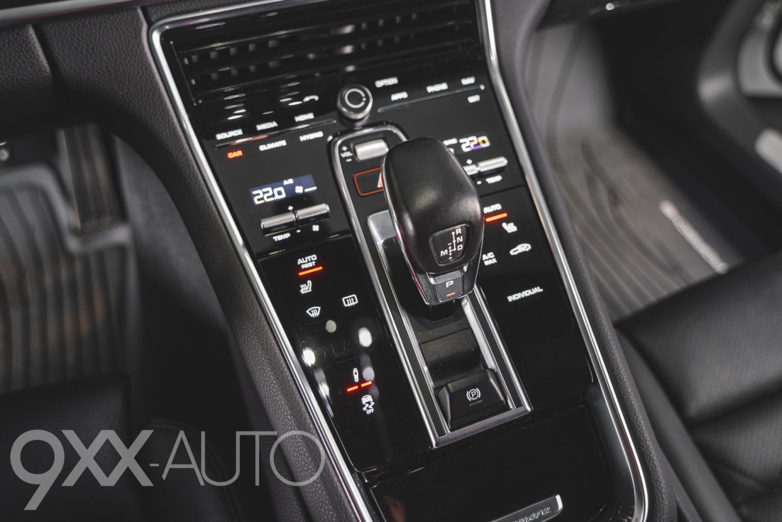 Valkoinen Porsche Panamera 4 E-Hybrid Sport Turismo