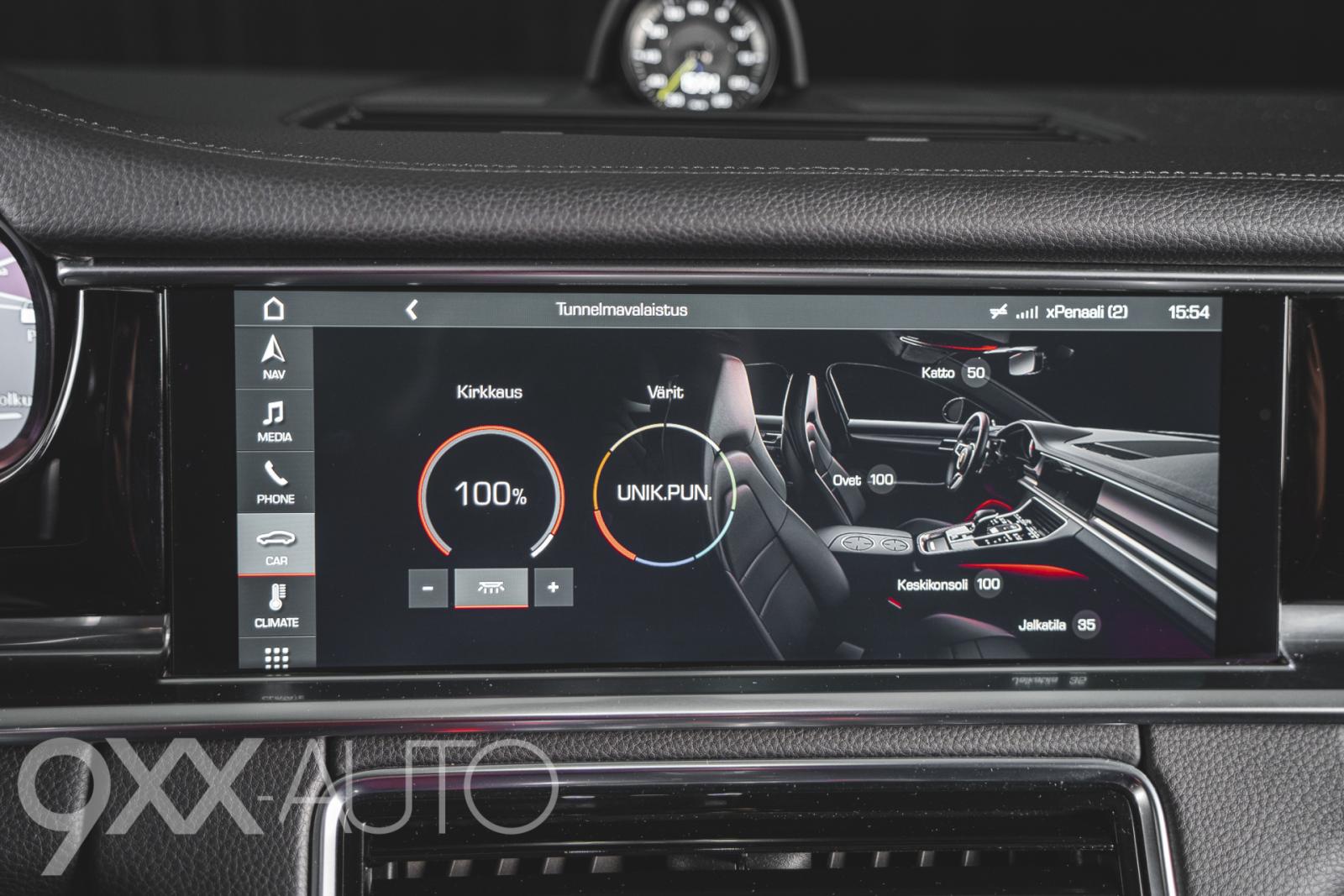 Valkoinen Porsche Panamera 4 E-Hybrid Sport Turismo