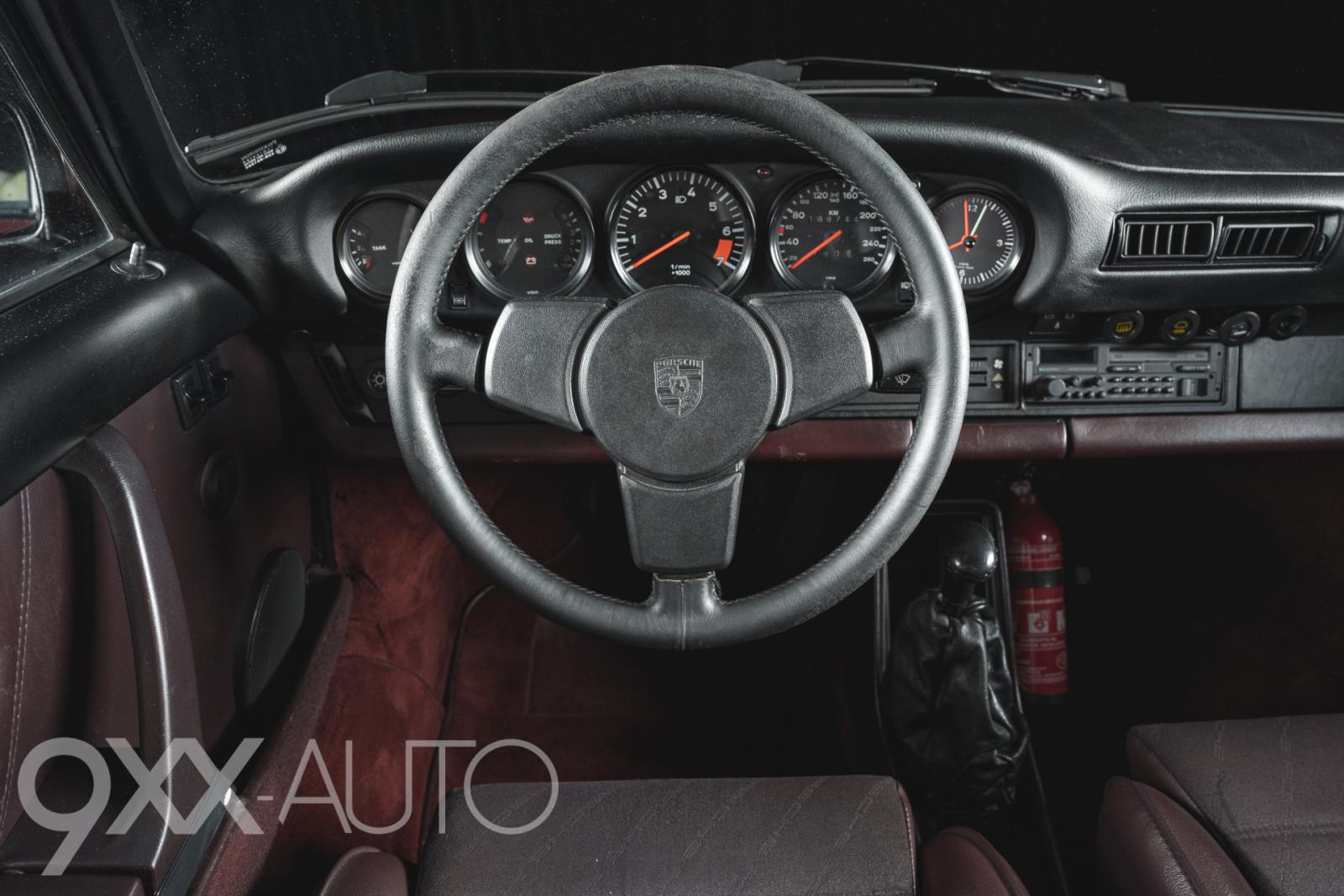 Punainen Porsche 911 3,2 Carrera Coupe
