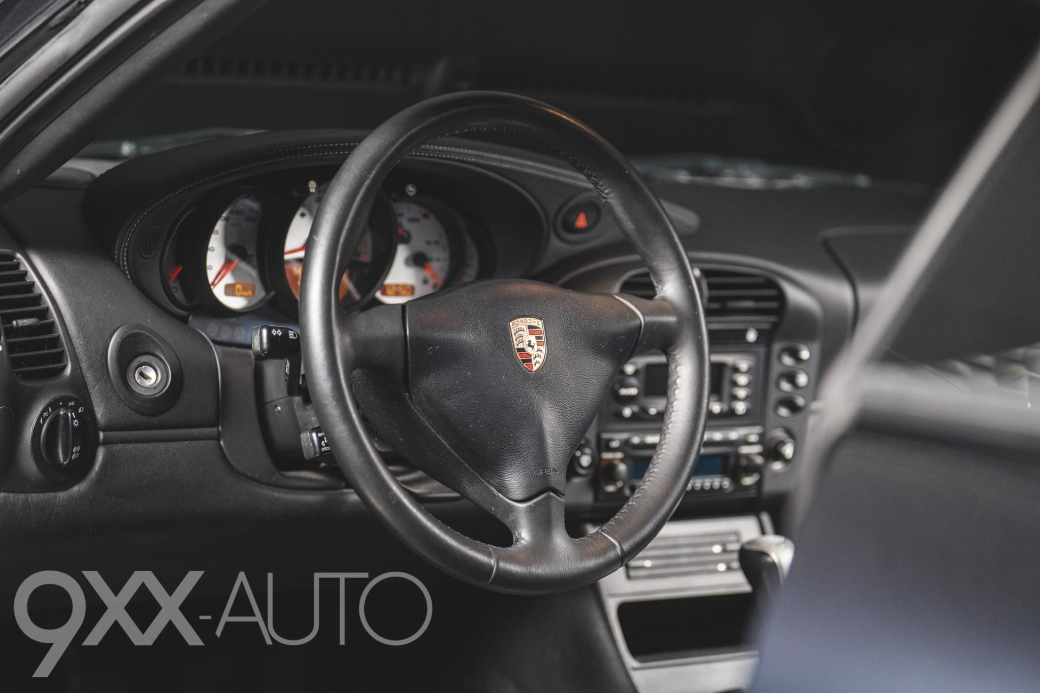 Musta Porsche 911 996.2 Manuaali, Takaveto!