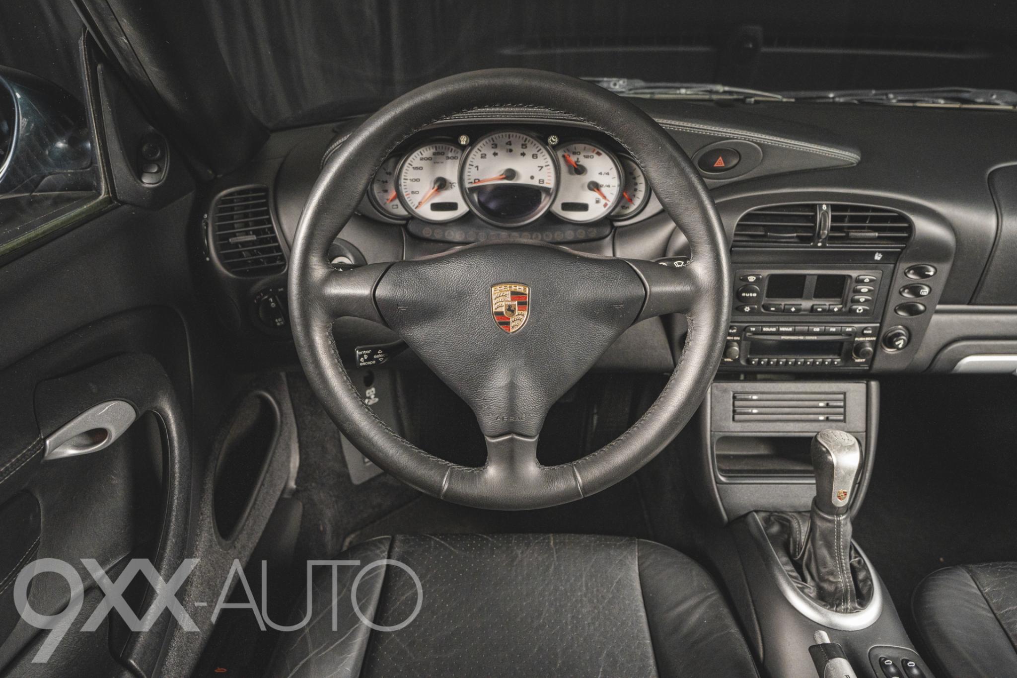 Musta Porsche 911 996.2 Manuaali, Takaveto!