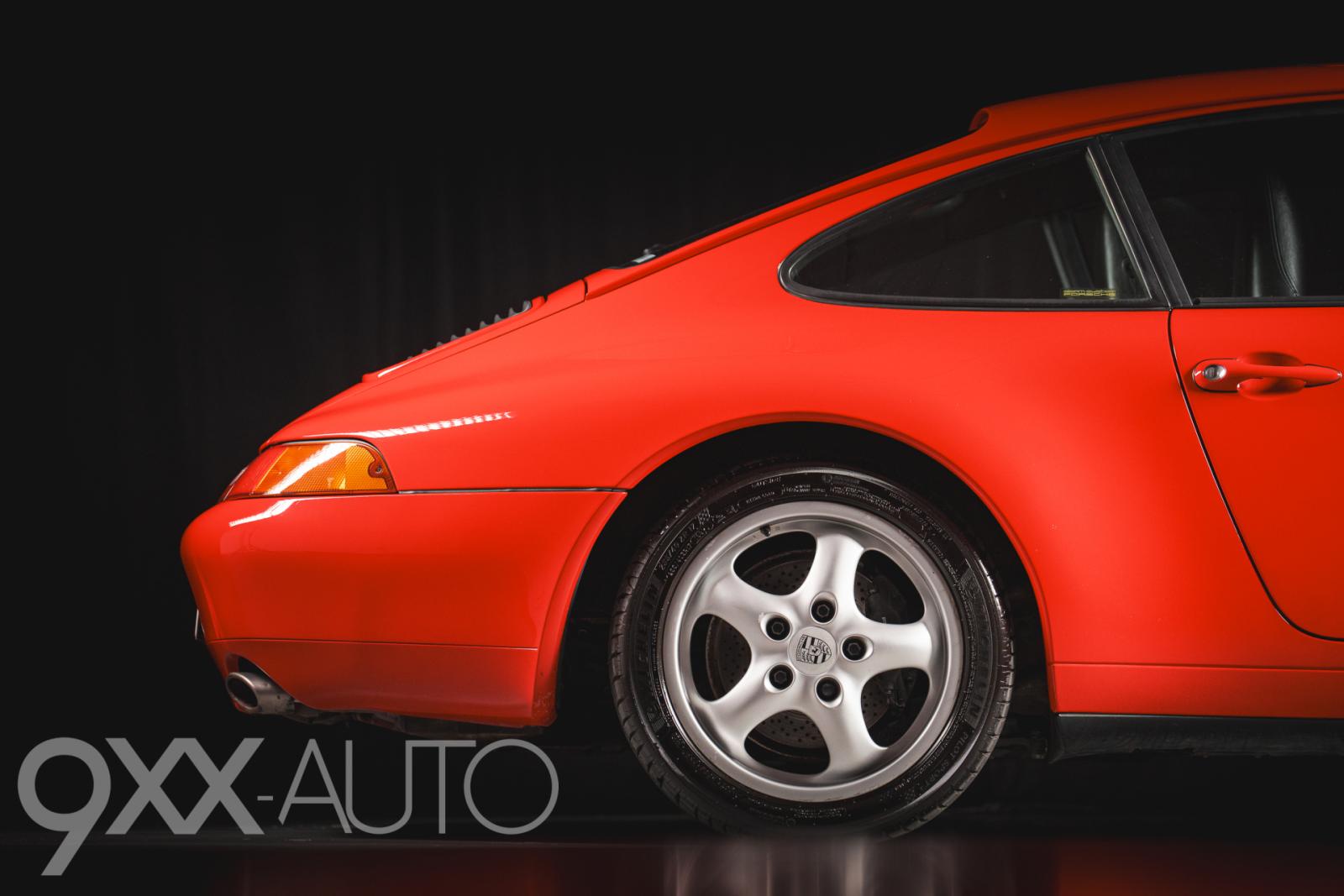 Punainen Porsche 911 993 Tiptronic