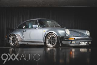 Harmaa Porsche 911