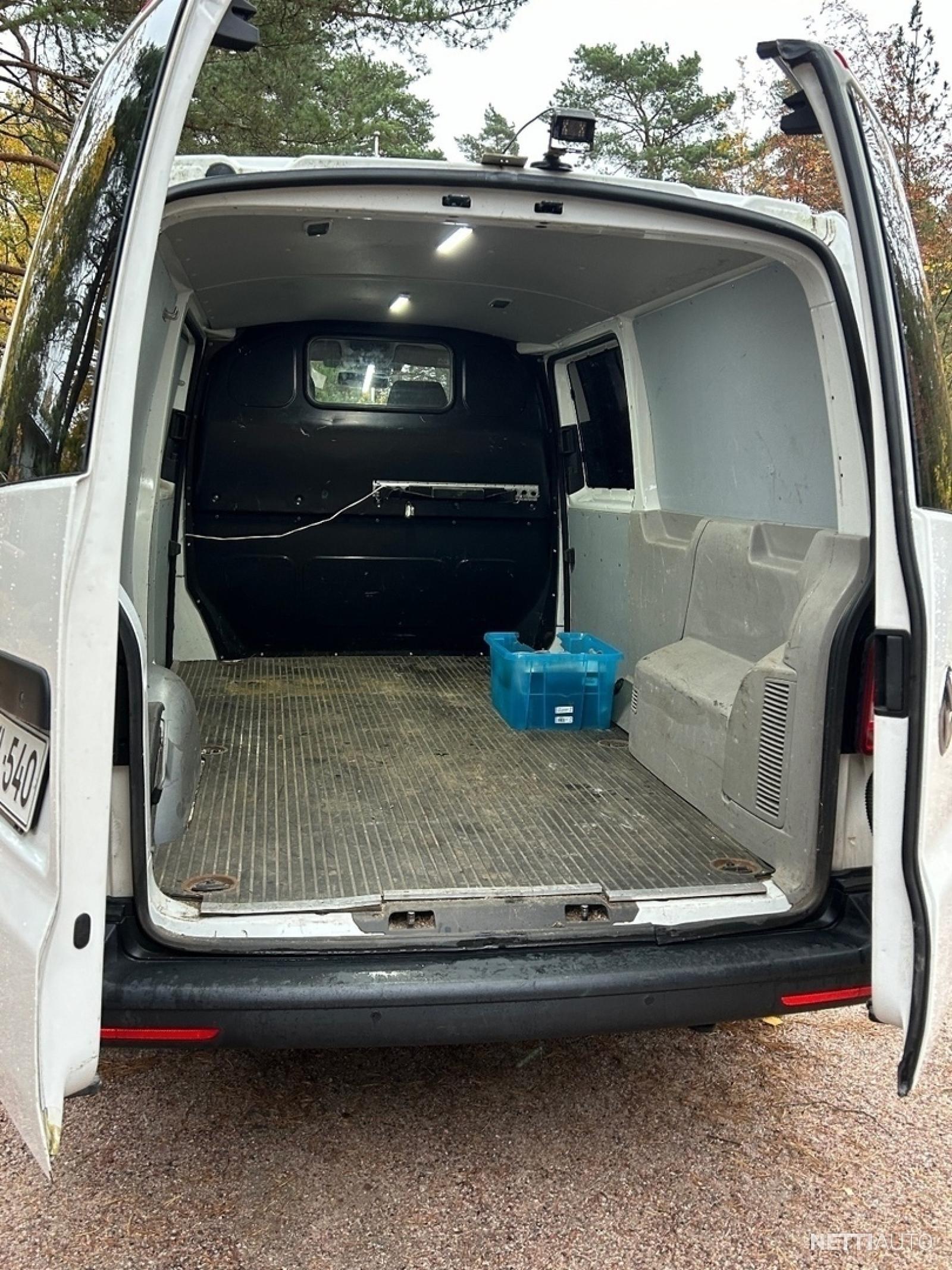 Valkoinen Volkswagen Transporter alusta 2,0 TDI 110kW DSG EU6 3200kg
