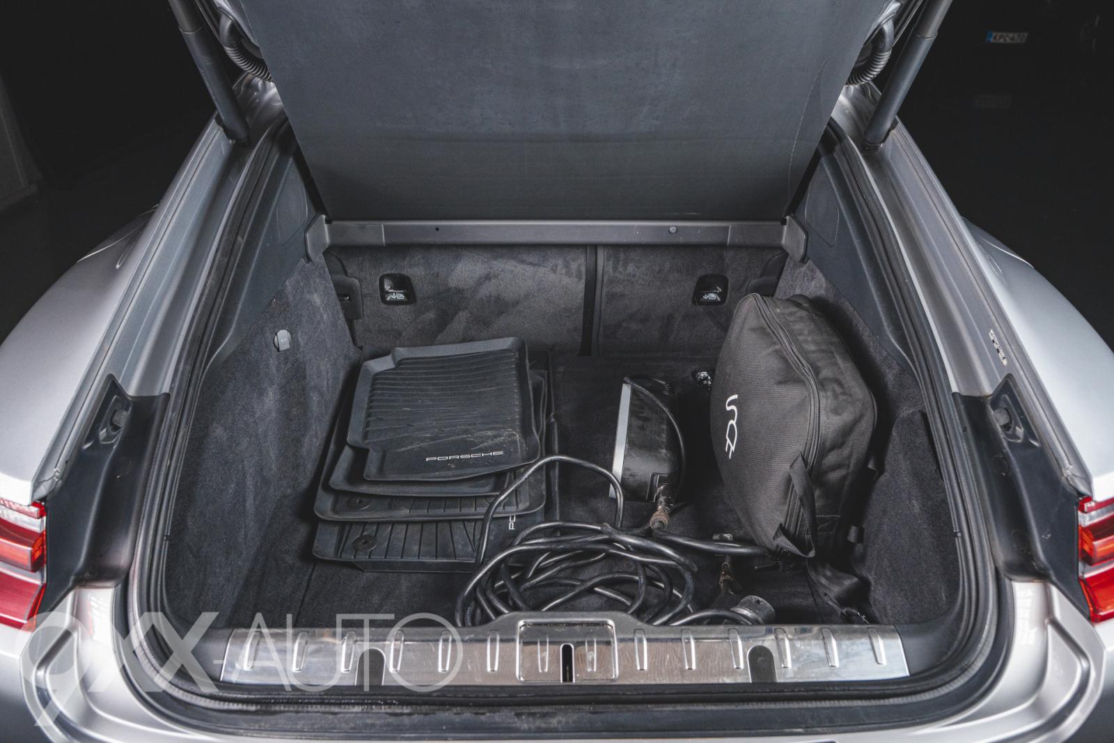 Harmaa Porsche Panamera 4 e-Hybrid *Huippuvarusteet!* *Nelipyöräohjaus!*