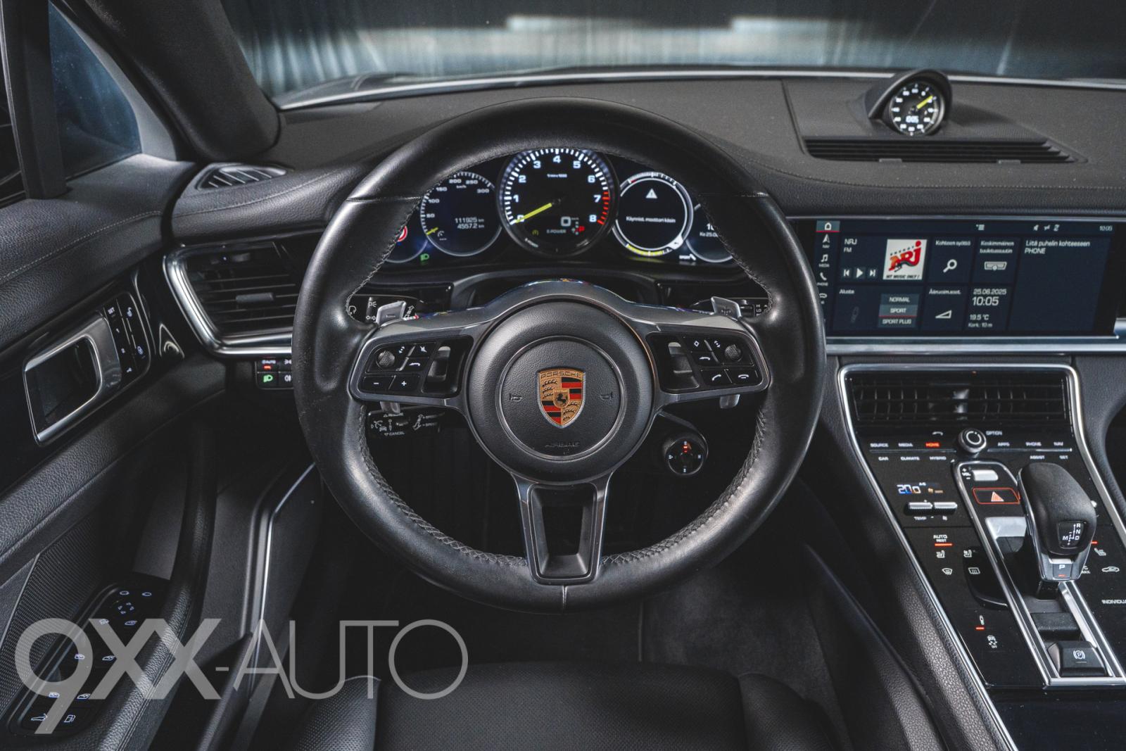 Harmaa Porsche Panamera 4 e-Hybrid *Huippuvarusteet!* *Nelipyöräohjaus!*