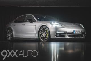 Harmaa Porsche Panamera